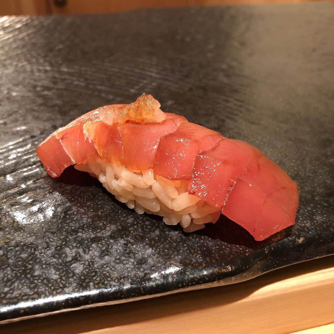 米倉みゆさんのインスタグラム写真 - (米倉みゆInstagram)「なみちゃんと、渋谷で大人ランチ🍣 . . おすし大好き組なので 普段からよくおすし行くんだけど 初めてカウンターでコースいただきました🍣🍣 . いつも海老とサーモンしか食べてないなみちゃんが光り物たくさん食べててよねさん感動😭✨✨✨✨✨ . . 美味しかったからまた行きたいな～ . 鮨 花おか @sushihanaoka  . . . . #鮨花おか #渋谷グルメ #渋谷レア #渋谷雲丹 #渋谷ウニ #渋谷ランチ #渋谷ディナー #女子会 #女子旅 #女子会ランチ #美味しい #美味しいもの #美味しいご飯 #可愛い女の子 #ショートカット #ショートボブ #아이돌 #japanesegirl #モデル #model #idol #アイドル #漂亮 #偶像 #เซ็กซี่ #섹시  #美女 #美人  #asiangirls #asianbeauty」9月30日 23時44分 - yone__miyu630