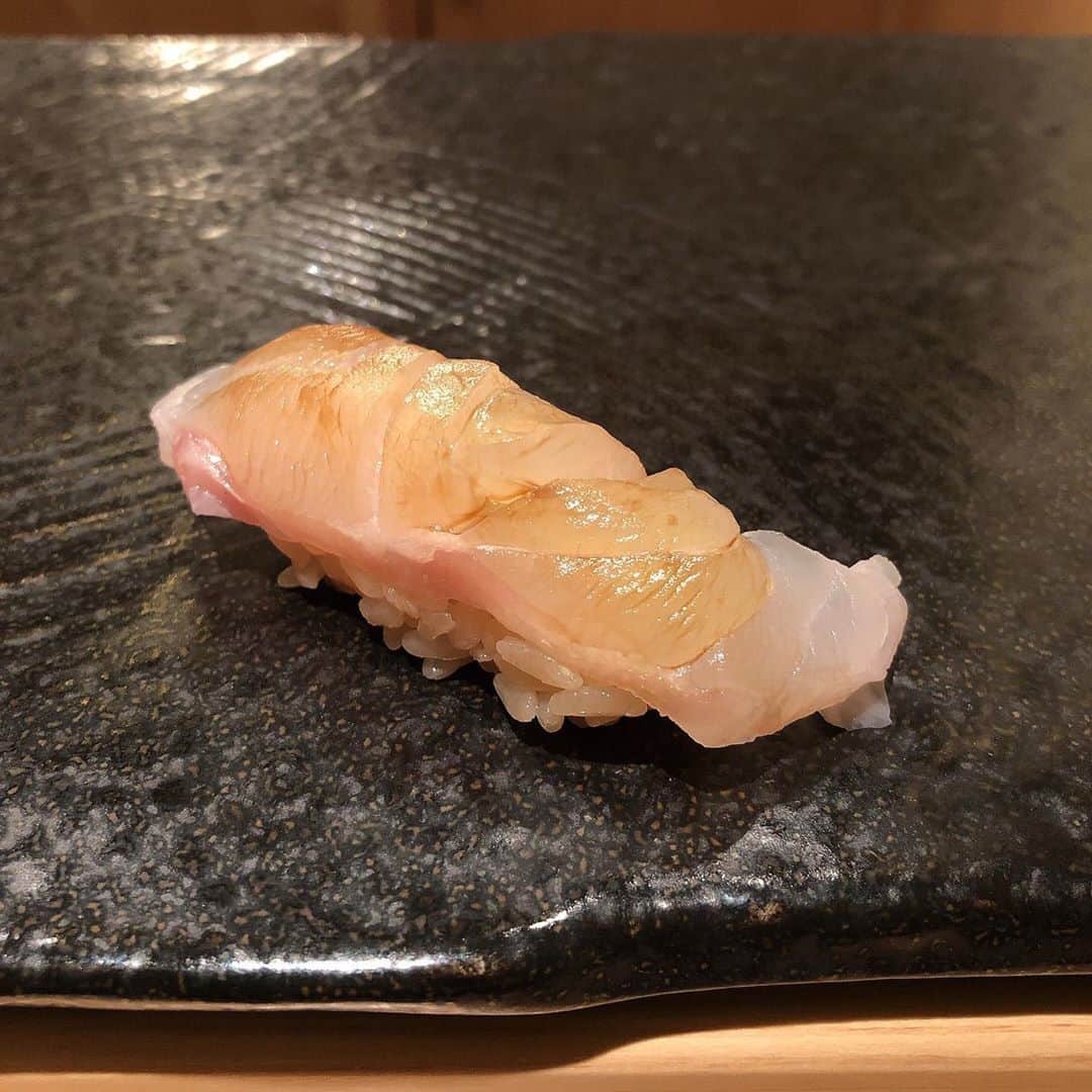 米倉みゆさんのインスタグラム写真 - (米倉みゆInstagram)「なみちゃんと、渋谷で大人ランチ🍣 . . おすし大好き組なので 普段からよくおすし行くんだけど 初めてカウンターでコースいただきました🍣🍣 . いつも海老とサーモンしか食べてないなみちゃんが光り物たくさん食べててよねさん感動😭✨✨✨✨✨ . . 美味しかったからまた行きたいな～ . 鮨 花おか @sushihanaoka  . . . . #鮨花おか #渋谷グルメ #渋谷レア #渋谷雲丹 #渋谷ウニ #渋谷ランチ #渋谷ディナー #女子会 #女子旅 #女子会ランチ #美味しい #美味しいもの #美味しいご飯 #可愛い女の子 #ショートカット #ショートボブ #아이돌 #japanesegirl #モデル #model #idol #アイドル #漂亮 #偶像 #เซ็กซี่ #섹시  #美女 #美人  #asiangirls #asianbeauty」9月30日 23時44分 - yone__miyu630
