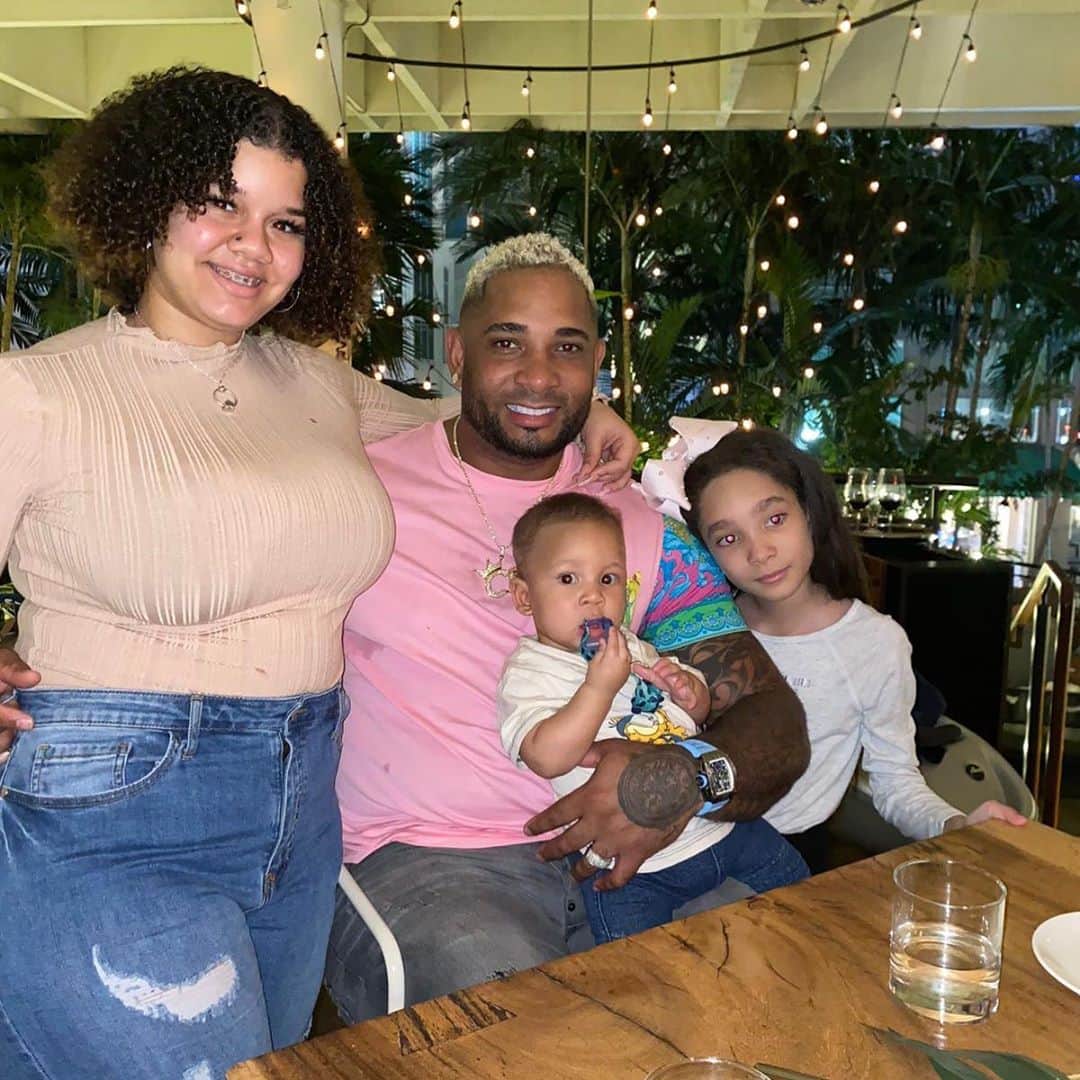 ウラディミール・バレンティンのインスタグラム：「Money don’t buy happiness almost 10 month with out my family no matter how much money you make family it’s first than everything in life 👨‍👧👨‍👧‍👧❤️」