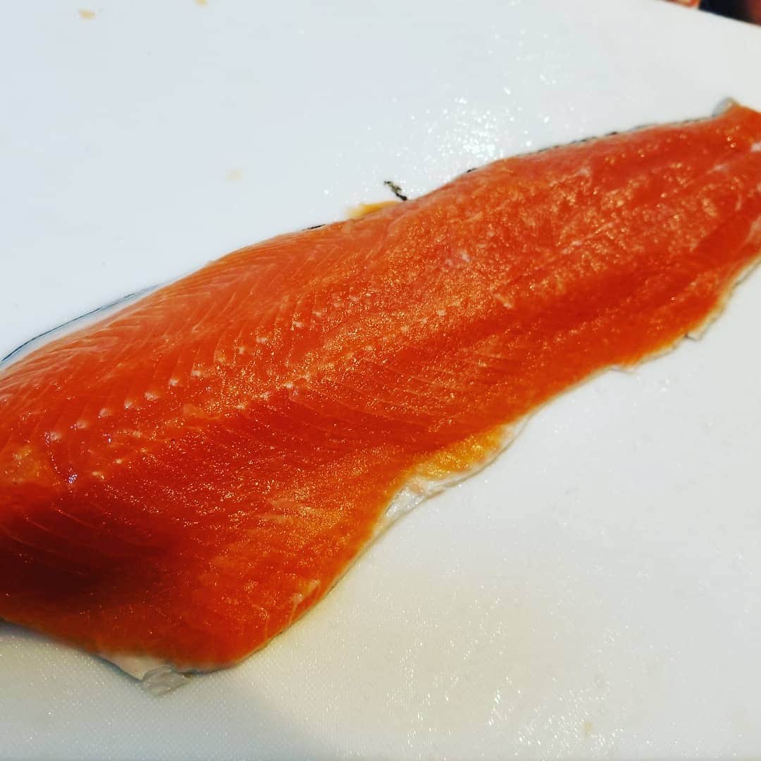紘毅さんのインスタグラム写真 - (紘毅Instagram)「釣ってきたロックトラウトをお刺身で。川魚だから・・・と思ったけどいけるらしい。 美味っ！！！！！今まで釣ってきた魚でトップ3に入る！残りは明日のお昼にバター焼き♪ #ロックトラウト #イワナ #ニジマス #刺身 #釣り」9月30日 23時48分 - hirokinginging