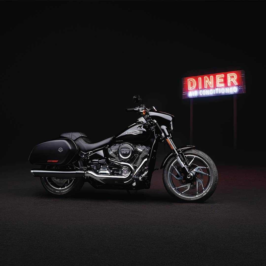 Harley-Davidson Japanさんのインスタグラム写真 - (Harley-Davidson JapanInstagram)「秋の夜はいい。#ハーレー #harley #ハーレーダビッドソン #harleydavidson #バイク #bike #オートバイ #motorcycle #スポーツグライド #sportglide #flsb #ソフテイル #softail #ミルウォーキーエイト #milwaukeeeight #夜 #night #情景 #scene #2020 #自由 #freedom」9月30日 23時51分 - harleydavidsonjapan