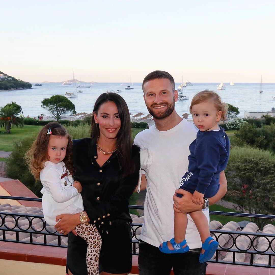 シュコドラン・ムスタフィのインスタグラム：「Family is not an important thing... It’s Everything ❤️ #SM20 #alhamdulillah」