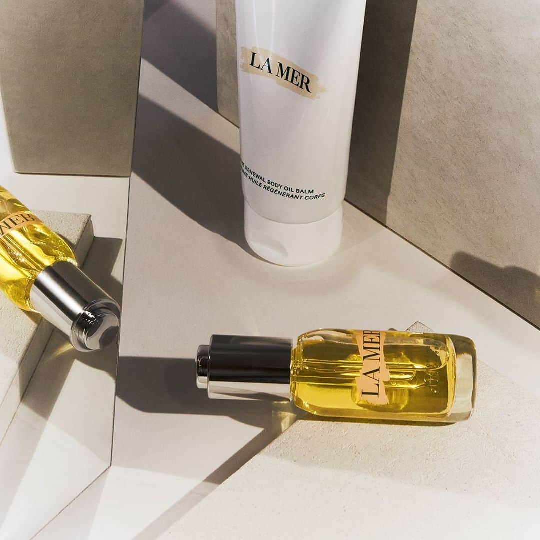 ドゥラメールのインスタグラム：「What’s that little bottle of radiance that’s got everyone’s attention? The Renewal Oil, of course. Go for allover and discover The Renewal Body Oil Balm’s sumptuous, healing hydration—inspired by the glow-gorgeous touch of our original Renewal Oil.」