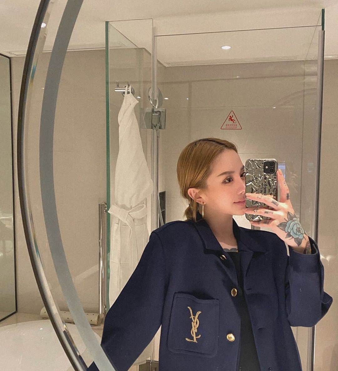 Abby Chenのインスタグラム：「节日快乐💙」