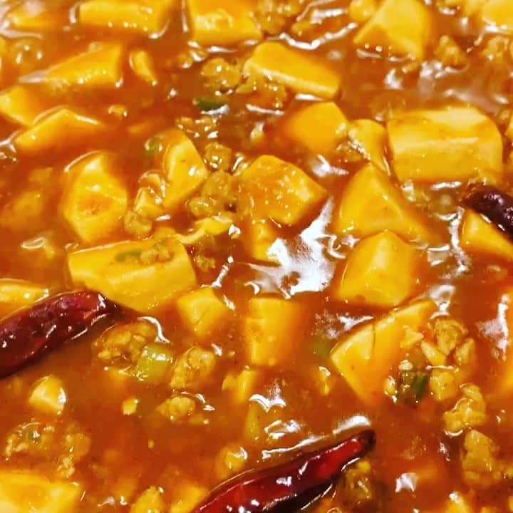 三森すずこのインスタグラム：「今夜は麻婆豆腐♪本格的なレシピで👍✨辛いの辛いの飛んでこーい！」