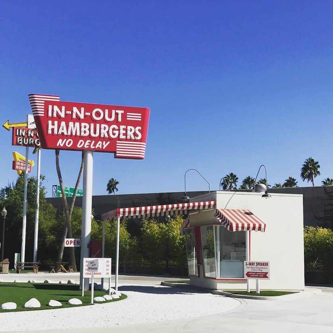 カリフォルニアスタイルさんのインスタグラム写真 - (カリフォルニアスタイルInstagram)「Californiaに来たら必ず立ち寄るという人も多い、IN N OUT 1948年に創業したボールドウィンの地には、開業当時の小さな店が再現されて展示されている。当時のハンバーガーのプライス、25セントだって‼️ WOW!   #californiastyle #california #burger #hamburger #innout #vintage #doubledouble #food #fastfood #カリフォルニアスタイル #カリフォルニア #カリフォルニア生活 #カリフォルニアライフ #ハンバーガー #バーガー #インアンドアウト #ライフスタイル #カリフォルニア旅行 #西海岸 #アメリカ生活 #フード #ファストフード #カリフォルニア工務店 #ライフスタイル不動産 #サーフィン #サーフトリップ」10月1日 0時00分 - cal__style