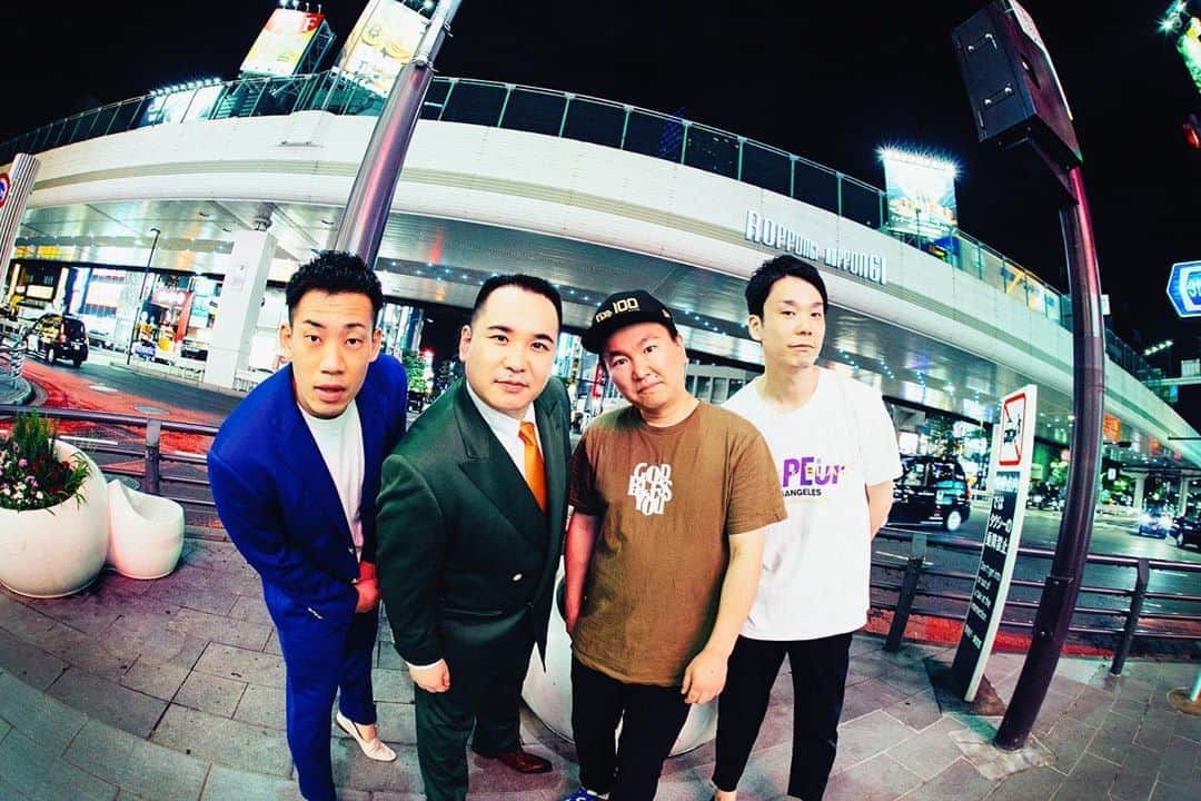 竹村真奈のインスタグラム：「「OWARAI Bros. Vol.2 -TV Bros.別冊お笑いブロス-」渾身の対談企画、トップバッターを飾るのは昨年の『M-1』で激戦を繰り広げた #かまいたち × #ミルクボーイ 。テレビで観ない日がないほど大活躍中の2組。全10ページに渡ってお送りします🎙✨ . 『M-1』の対戦会場でもある六本木での撮影中、『M-1』スタッフさんとたまたま遭遇する場面も。今年の『M-1』も楽しみですね。 . 10/7発売 #OWARAIBros  #TVBros  #お笑いブロス  表紙は #EXIT」