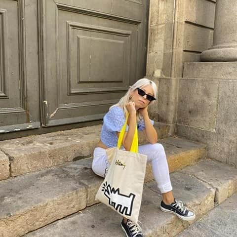 のインスタグラム：「Celebrate creativity & discover the city with the #KiplingxKeithHaring collection with @georxsparkle #PopArt #KeithHaring」