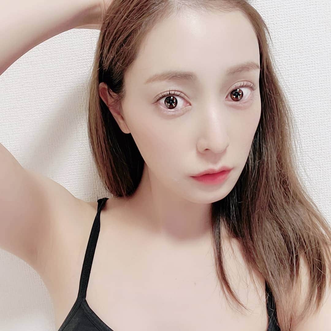 のインスタグラム：「涼しくなってきたけど、私の部屋着は永遠にUNIQLOのカップ付きキャミソール😘 . . #9月ラスト #もうすっかり秋 #秋 #涼しくなってきた #部屋着 #ユニクロ #カップ付きキャミソール #ずっとこれ #そろそろ寒い #septemberlast #autumniscoming #autumn #gettingcooler #roomwear #uniqlo #camisolewithcup #camisole #thisallthetime #colder」