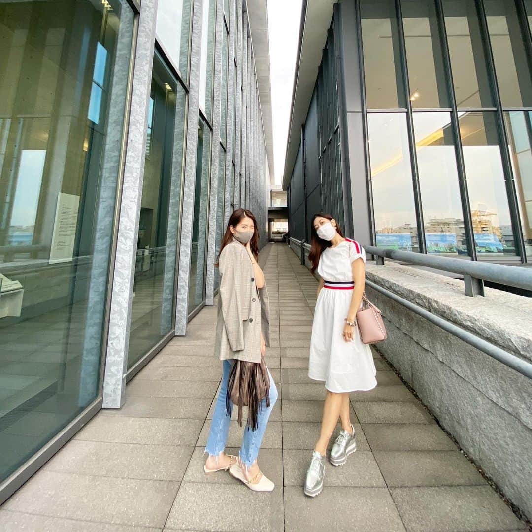 岡本麻佑のインスタグラム：「. 人生初の美術館〜🎨吸収するものが多くて💭✨凄い素敵空間でした🥺連れてってくれてありがとおふたりさん💕」