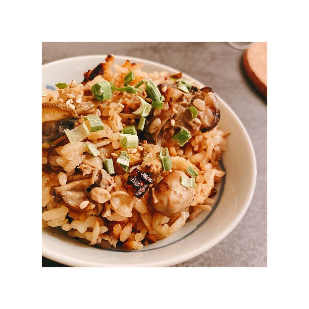 平原歩のインスタグラム：「#牡蠣の炊き込みご飯#炊き込みご飯 #牡蠣#炊き込みご飯#ストウブ#staub #staubごはん #おうちご飯#おうちごはん#よるごはん#夜ごはん#晩ご飯#夕ごはん#献立#レシピ#手料理#」