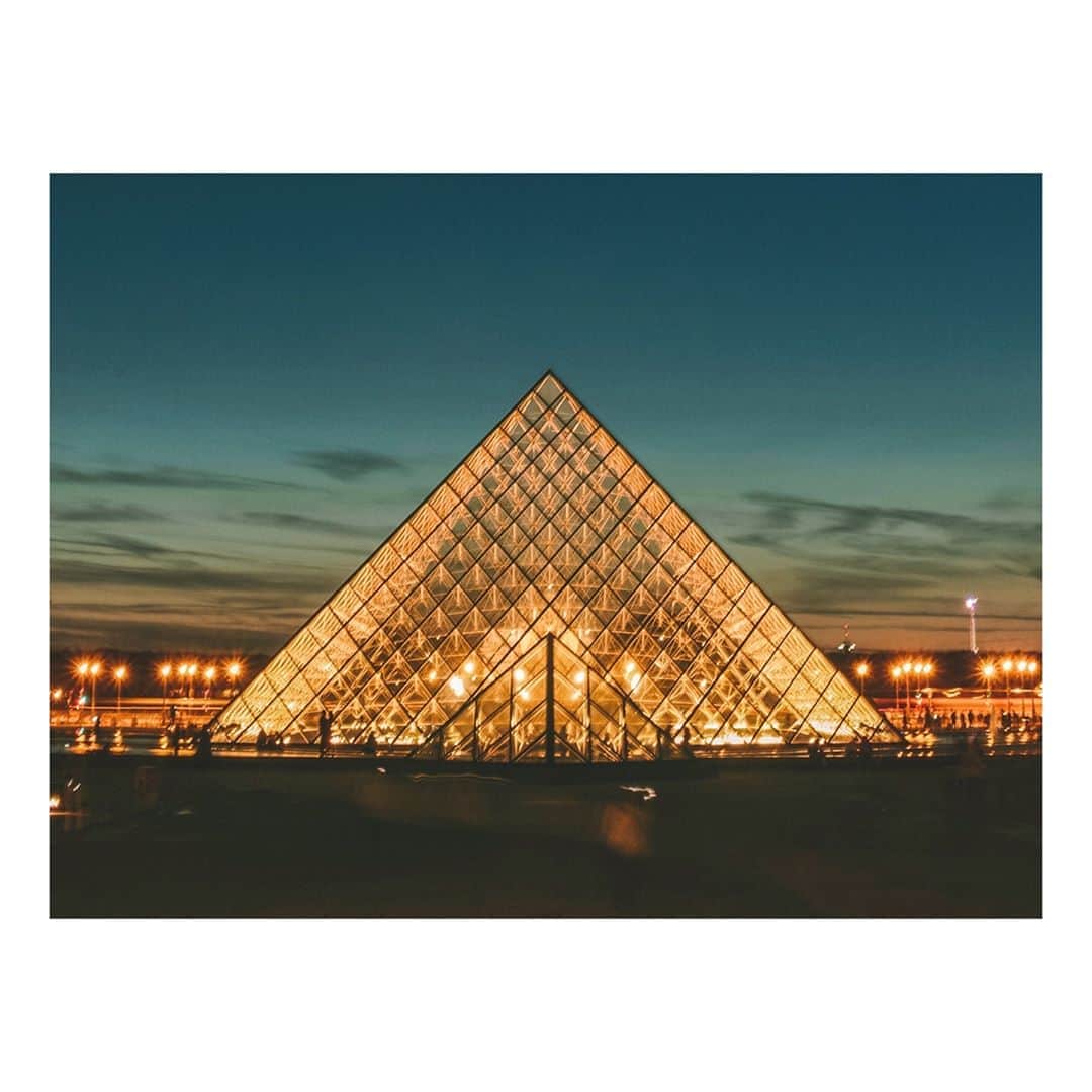 デビッドヤーマンのインスタグラム：「Evolving the pyramid. In Paris, architect I.M. Pei’s iconic entrance to the @MuseeLouvre highlights the pyramid’s classical form and simple geometry  with clean engineering and simple materials. #DavidYurman」