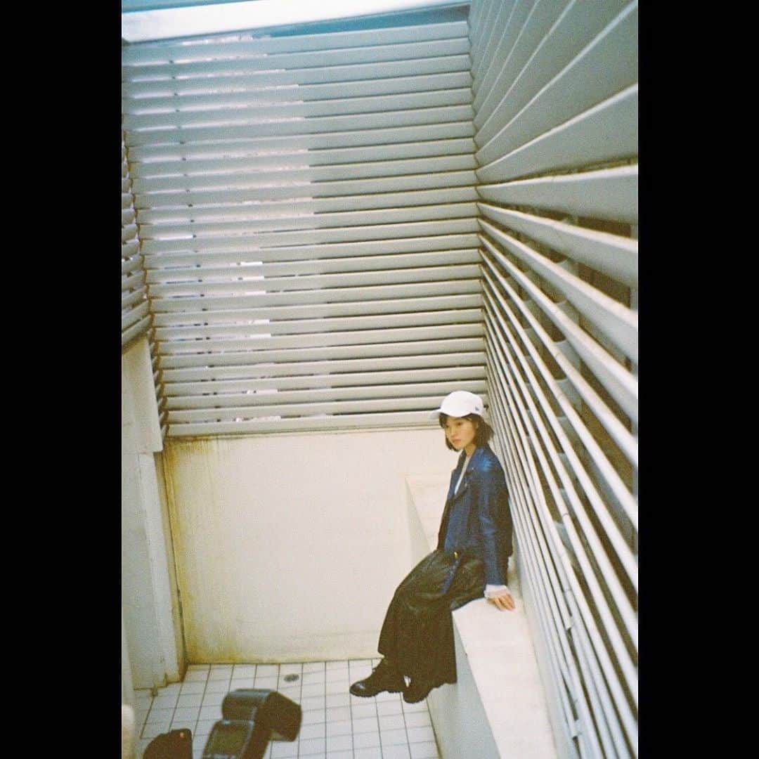 美山加恋のインスタグラム：「The New Era® Book / Fall & Winter 2020  本日発売です。 私服。 ジャケット:canari トップス:HARE スカート:zara  ブーツ:onitsuka tiger  キャップはもちろんNewEra。 白いキャップが新鮮で、私服のバリエーションが少し増えました☺︎ 以前注文したNewEraの帽子たちもこれから秋服と合わせてきるのが楽しみだなぁ☺︎」