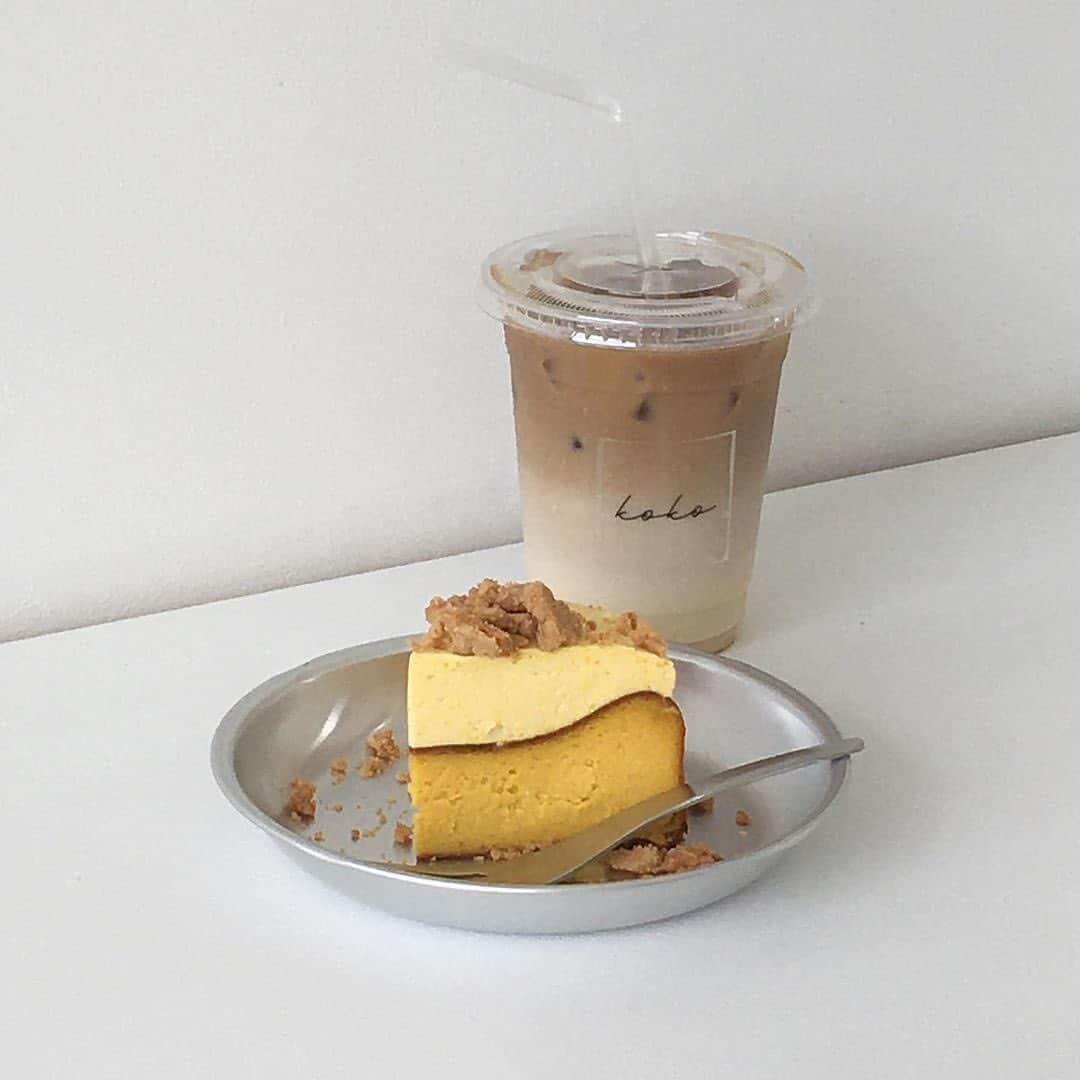 PATRA magazineさんのインスタグラム写真 - (PATRA magazineInstagram)「9/30❤︎「断面が綺麗すぎるチーズケーキにみんな釘付け❣️」 . 石川県小松市にあるアパレルショップのカフェ @koko_cafe_official ✨ ホワイトで統一されたお洒落な空間で、至福のひとときを過ごしてみない？  韓国カフェの様な雰囲気の漂う店内でいただきたいのがチーズケーキ🧀 分厚い２層の断面に思わず見惚れちゃう👀  期間限定のケーキもあるから、いつ行っても新しい味が楽しめちゃう！ ドリンクだってインスタ映え◎  ケーキはテイクアウトも可能だよ！ ぜひ近くまでいく時はよってみてね😉 . . Thank you 🌹  @_muuu1112_ . . 今女の子の中で流行っているコトやITEMがあればPATRAをタグ付けして教えてね❤︎ 皆さんのすてきな投稿をぜひ紹介させてください！ . . #PATRA #kokocafe #ココカフェ #石川県 #石川カフェ #小松市 #金沢 #金沢カフェ #チーズケーキ #カフェご飯  #カフェ活 #カフェ好き #スイーツ好きな人と繋がりたい #カフェ好きな人と繋がりたい #カフェめぐり #カフェ巡り好きな人と繋がりたい #カフェ巡り #カフェ #cafe巡り #カフェスタグラム #カフェ部 #韓国カフェ」9月30日 15時24分 - patra__jp