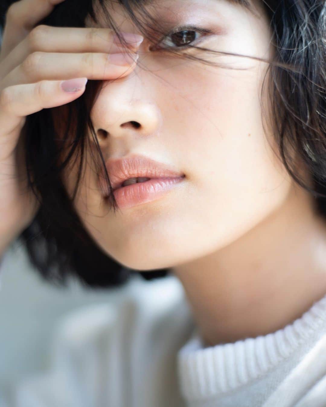 花盛友里のインスタグラム：「Shooting for @classy_mag_insta  ファッション企画だったんだけど、メイクも可愛くって、寄りが撮れないなんて悲しい！ってことで勝手に全カットビューティも撮影したらウェブのほうで使ってくれることになりました♡うれしいいいい♡  ぜひclassyの本誌も、classy webもみてみてね。  モデルのはやしだみゆちゃんも、メイクのみわこさんも、ヘアのエイジさんも、スタイリストのみえさんも、最高に最高だった、最強の日。 楽しくて才能あふれる人たちと仕事できて幸せ。。」