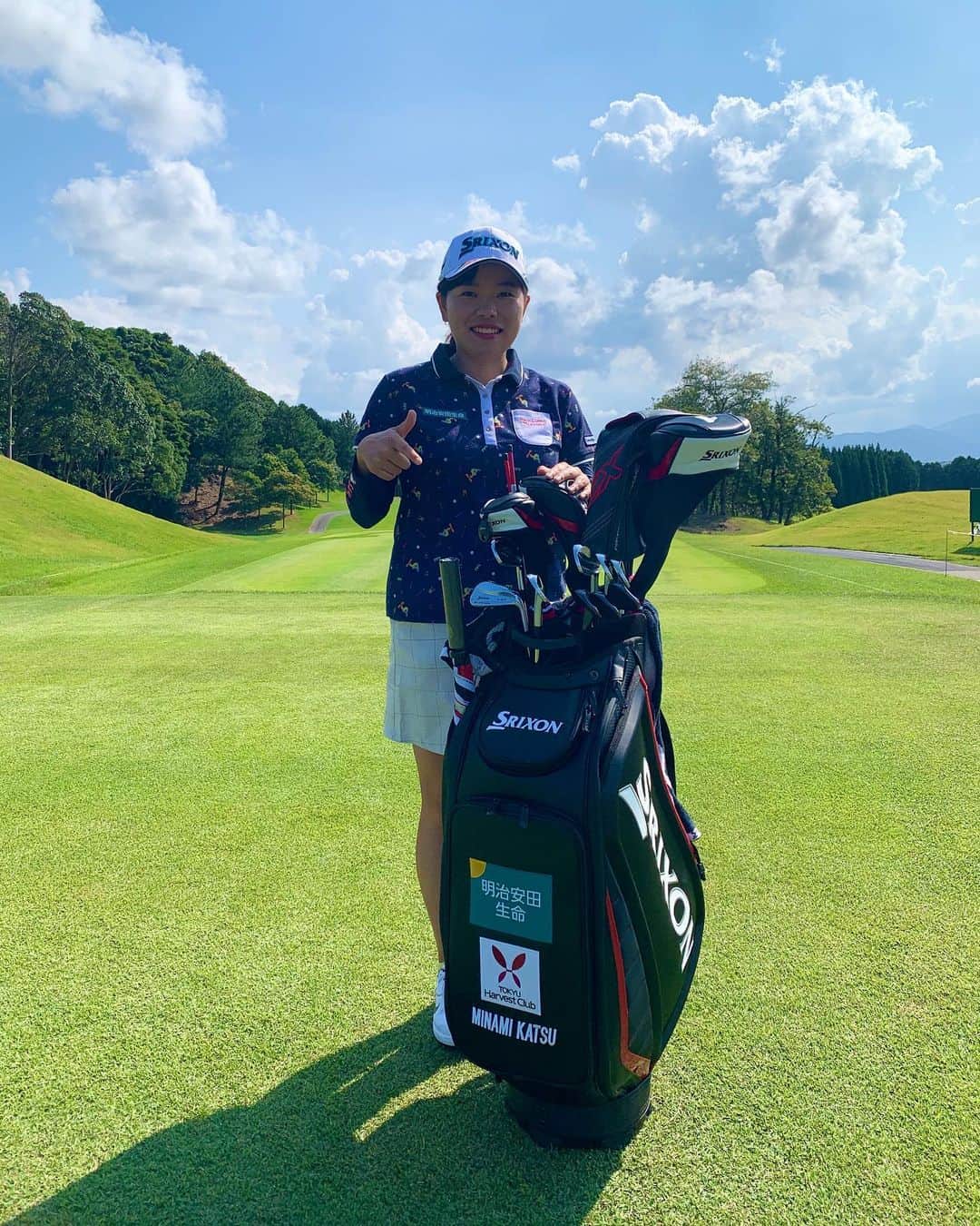 勝みなみのインスタグラム：「今週からキャディーバックが新しくなりましたー✨✨ 黒、カッコいい🤩 @dunlopgolf_official  #srixon #golf #dunlopgolf」
