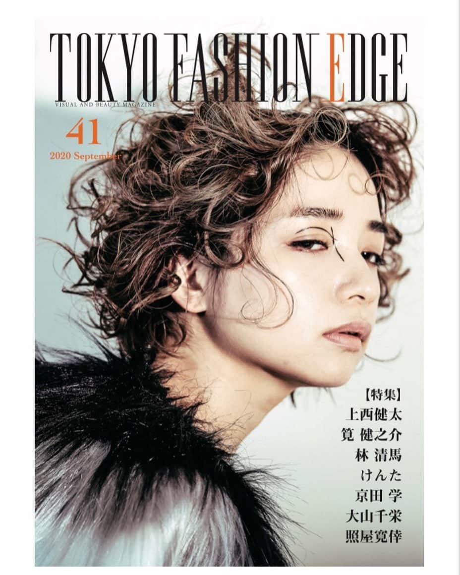 東京ファッションエッジ／プロフェッショナル東京のインスタグラム：「TOKYO FASHION EDGE 41号 2020/9/30本日発売😊  今回の表紙は上西健太さんの作品です！！🐶 お買い求めは全国の書店、またはAmazon、Fujisanなどのネット書店まで🔍  ---------------------------------------------------- 上西健太 / @kentertehe  筧健之介  林清馬 / @femme_seima  けんた / @kenta_slowflow_rita  京田学 / @kicca_kyouda  大山千栄 / @chieoyama  照屋寛倖 / @inchelsea_teluya  ---------------------------------------------------- #東京ファッションエッジ　#tokyofashionedge #profeshionaltokyo #クリエイティブヘア #creative #クリエイティブヘアスタイリスト #creativehairstylist  #hair #ヘアスタイル #hairstyle #ヘアカラー #haircolor #メイク #make #makeup #ファッション #fashion #美容師 #ヘアスタイリスト #hairstylist #hairstylistjapan #美容学生 #modermsalon #colorsync #hairtransformation #hairinspo #hairofinstagram #美容学生と繋がりたい #fashionista ----------------------------------------------------」