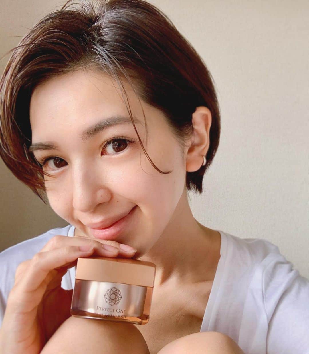 のインスタグラム：「#🌞 朝は特に時間との勝負！ 朝食、離乳食、掃除、洗濯が待っていて、 まだまだ私はワタワタしてひと息つくのがお昼まわる😅 それはそれで楽しいけれど  いずれお弁当づくりとか始まったら.. と思うと改めて母に感謝🥺  外に出ない時って顔を洗って化粧水つけたら (それすらできない日もある🙊) 乳液つけず..な日も増えてしまっていました💦  パーフェクトワンのオールインワンジェルは 化粧水から化粧下地までひとつになってるので、 そんな私にも大助かり✨ ぷるっともちっとしたテクスチャーが 肌に密着して長時間潤うかんじ👌🏼  #パーフェクトワン #perfectone #パーフェクトワンのある暮らし #薬用リンクルストレッチジェル  #リンクルストレッチジェル #シワ改善 #シワ #シワパシャ #美白 #オールインワンジェル #PR  #スキンケア紹介  #女の子ママ」