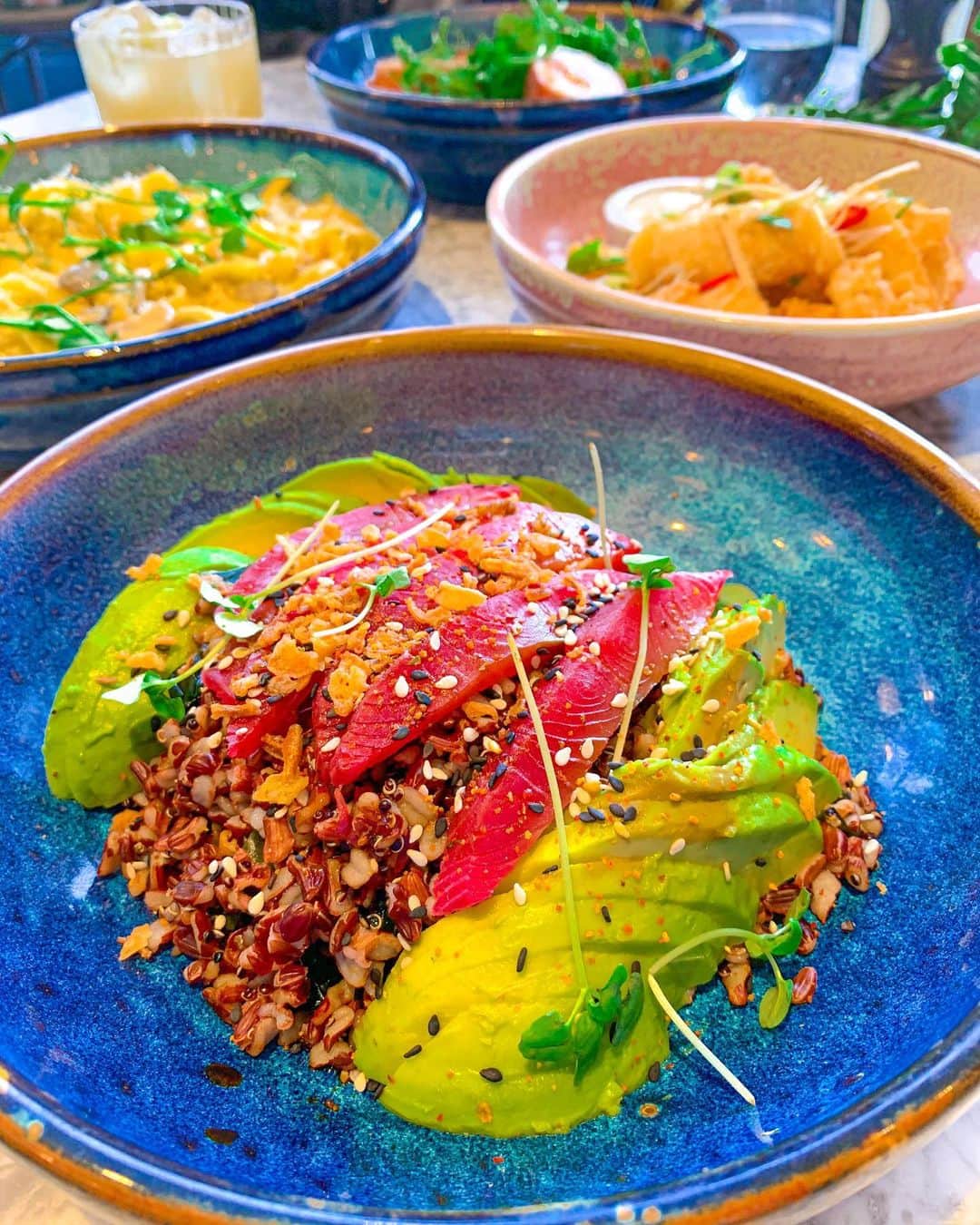 Eat With Steph & Coのインスタグラム：「Brightening up our mornings are some colourful plates from @rubyssoho ❤️ We enjoyed a delicious brunch in front of their massive windows opening out onto the bustling streets of Soho, including the creamy truffle tagliatelle, tangy chicken involtini and some surprisingly succulent calamari...! 🦑✨ Oh and they also offer a bottomless brunch option on the weekends, if you are so inclined 😉💕 #invite 📷 @rain.sprout  📍 Location: Soho 💰 Price: £10-20pp 👨‍🍳 Cuisine: European ❤️ Best for: Brunch ☎️ Book ahead: Optional 🌱 Veg options: Yes 🍽 Top dishes:  - Truffled tagliatelle - Chicken involtini - Salt & pepper calamari  #brunchtime #soholondon #chirashibowl #trufflepasta #weekendbrunch」