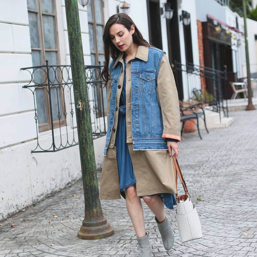 のインスタグラム：「DIESEL. . --------- . ディーゼル 2WAYデニムコンビコート . . スタッフコメント 完全に一目惚れ！最高！かわいすぎ！ パリッと重厚感のあるトレンチとDIESELデニムのコンビなんてかわいいに決まってますよね！？ さらにウエスト部分にシークレットジップついているのでショートアウターにもなっちゃう 気分やコーデに合わせて2WAYでお洒落できるのが嬉しいっ ベビーピンクの裏地が単純にかわいいし、 ウエストマークできるベルト付きで足長効果も見込めるし、 オーバーサイズで女性らしく華奢な印象になります！ かなり男性スタッフウケいいです笑 少量入荷の完売必須アイテムですのでお早目に！ . . . . サカゼン製品番号：7537215639 虫眼鏡でこちらの番号を検索！ . #サカゼン #ゼンオンライン #sakazen #sakazen_import #レディースファッション #レディースカジュアル #レディースコーデ #ファッションコーデ #ファッション通販 #ブランド #ブランド服 #海外ファッション #コーデ #ファッションスナップ #今日のコーデ #ootd #instafashion #follow #diesel #ディーゼル」