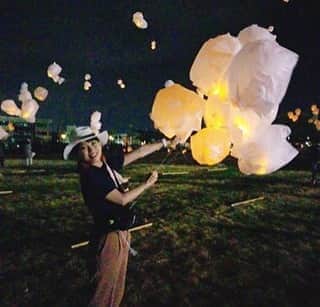 女子アナ47のインスタグラム：「こんにちは。福井県出身在住のフリーアナウンサー・福井テレビリポーターの土井梨津子です。 秋も深まり、食欲がましてきますね。最近は星や月を見ることにはまっている土井梨津子です。 みなさんは最近夜空を見上げましたか？まるであの映画みたい！？幻想的な秋空をお届けします。  詳しくはプロフィール欄にあるURLから47発信プロジェクトを見てね！  #女子アナ47 #女子アナ発信プロジェクト #アナウンサー #フリーアナウンサー　#女子アナ #地方創生 #リポーター　#47都道府県 #地方創生アナウンサー #地域活性化　#福井テレビ　#福井テレビリポーター　#越前市 #ランタン」
