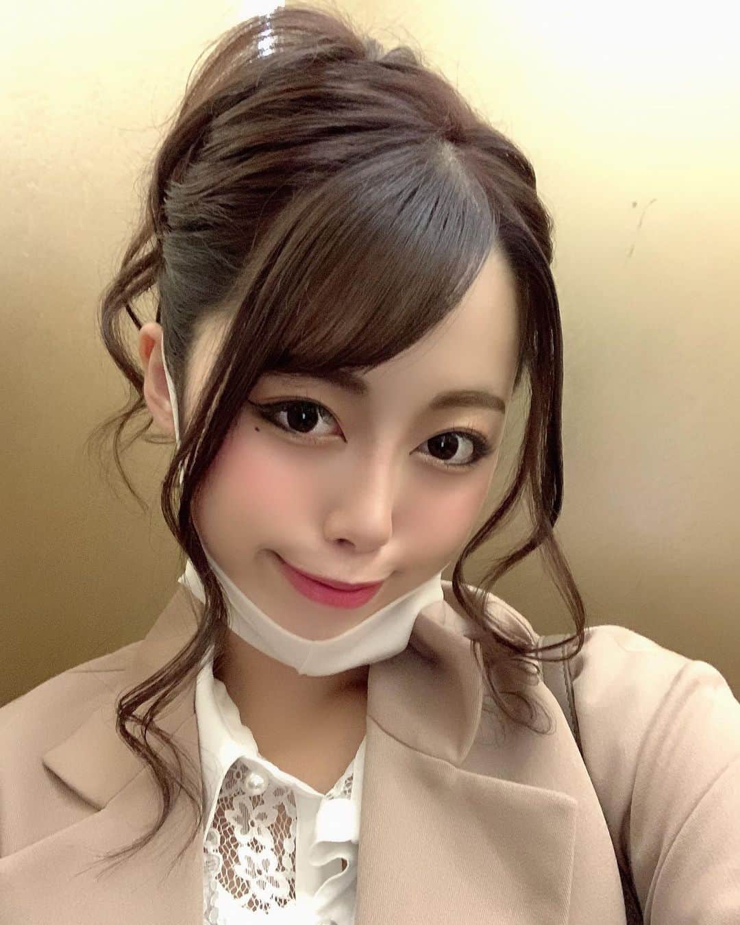 池上さよのインスタグラム：「9月らすと‼️ のみましょーんヾ(๑╹◡╹)ﾉ" 20:00からいます🙋‍♀️❤️✨　  北海道札幌市中央区南4条⻄3丁目  N-プレイスビル 5F P&J  🌹池上さよ🌹」