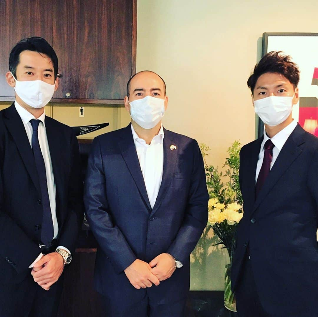 小原宏貴さんのインスタグラム写真 - (小原宏貴Instagram)「サンティアゴ・パルド駐日本コロンビア共和国特命全権大使を表敬訪問。 コロンビア共和国とは5月6月に花卉業界支援のために実施した「お花の力を届けるプロジェクト」でコラボレーションしました💐  あまり知られていませんが、コロンビア共和国は日本のカーネーション輸入の7割を占めるお花の国で、標高3000mを超える寒暖差の大きい地域で作られる花はとても立派です。  Muchas gracias!!🇨🇴  #コロンビア共和国 #小原流 #いけばな #お花の力を届けるプロジェクト」9月30日 15時38分 - ohararyu_ohara.hiroki