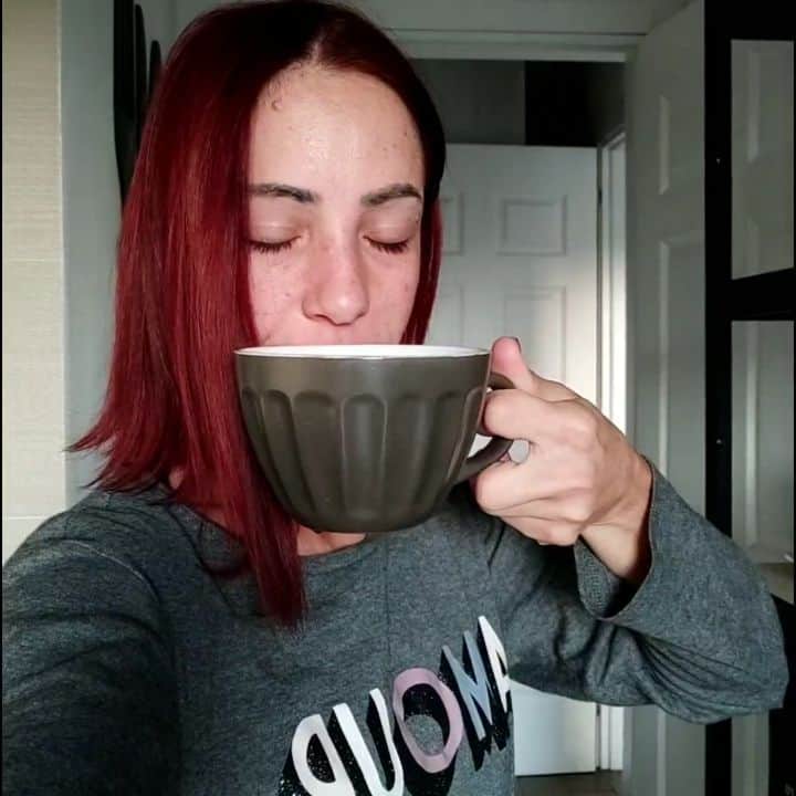 ニコーレ・デラ・モニカのインスタグラム：「La mia routine di bellezza quotidiana 🤣🤣🤣 senza caffè non potrei farcela 🤦🏼‍♀️☕ ne volete una tazza??? Vi aspetto a casa 😁 PS ero davvero appena scesa dal letto 😴 ☕ Supplied by @tuttocapsulealbisola #caffè #morningroutine #beautyroutine #makeacoffee #coffeeforyourhead #figureskating #athleteslife #mylife #wakemeup #teamcoffee #video #videomaking #funnyfaces」