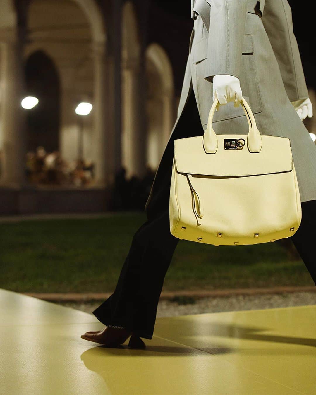 サルヴァトーレ・フェラガモのインスタグラム：「Accessory Alert: A new and elegant iteration of the Studio Bag emerges this Salvatore Ferragamo Spring/Summer 2021 collection. Swipe right to see novel bag constructions and distinctive silhouettes in vibrant colourations, echoing the technicolour technique of hyper-real saturation that infuses the #FerragamoSS21 collection.」