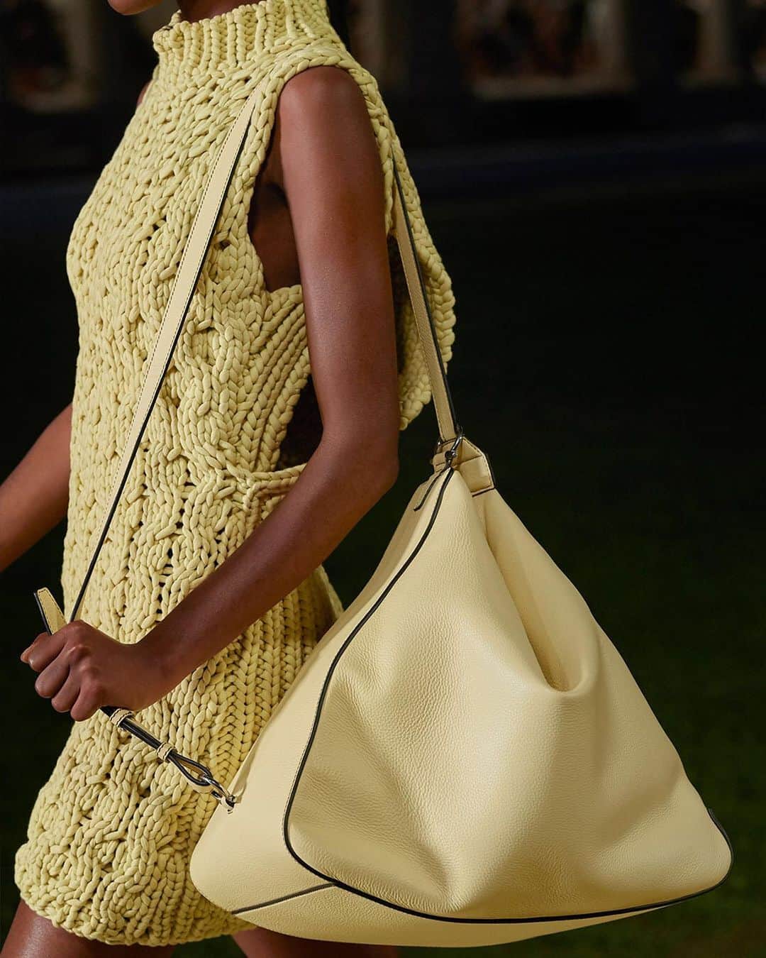 サルヴァトーレ・フェラガモさんのインスタグラム写真 - (サルヴァトーレ・フェラガモInstagram)「Accessory Alert: A new and elegant iteration of the Studio Bag emerges this Salvatore Ferragamo Spring/Summer 2021 collection. Swipe right to see novel bag constructions and distinctive silhouettes in vibrant colourations, echoing the technicolour technique of hyper-real saturation that infuses the #FerragamoSS21 collection.」9月30日 15時49分 - ferragamo