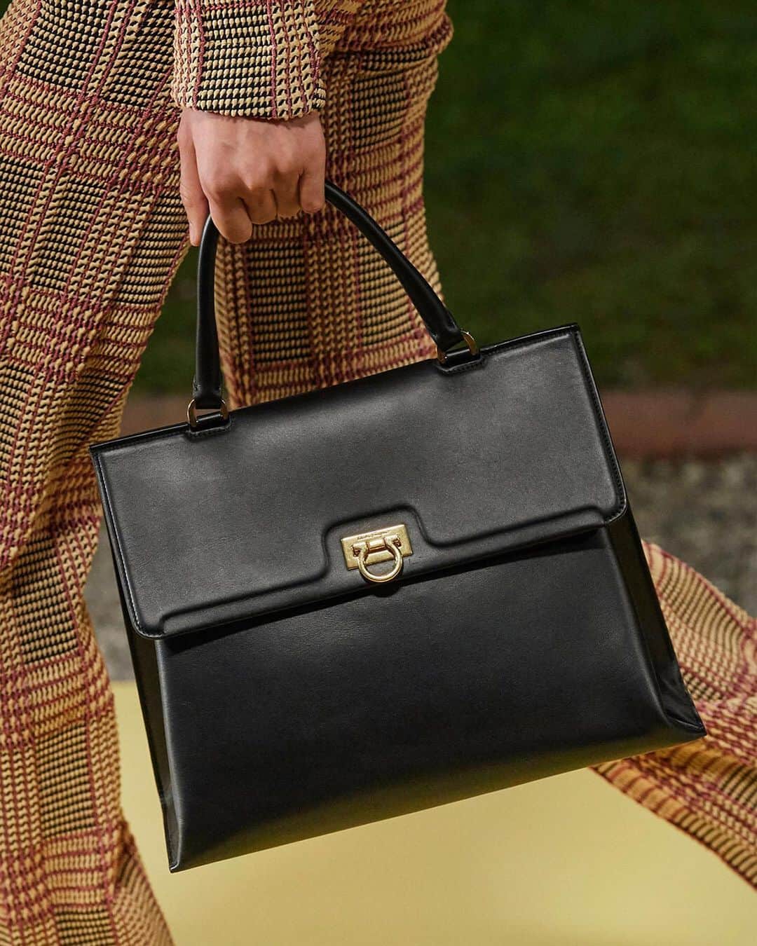 サルヴァトーレ・フェラガモさんのインスタグラム写真 - (サルヴァトーレ・フェラガモInstagram)「Accessory Alert: A new and elegant iteration of the Studio Bag emerges this Salvatore Ferragamo Spring/Summer 2021 collection. Swipe right to see novel bag constructions and distinctive silhouettes in vibrant colourations, echoing the technicolour technique of hyper-real saturation that infuses the #FerragamoSS21 collection.」9月30日 15時49分 - ferragamo