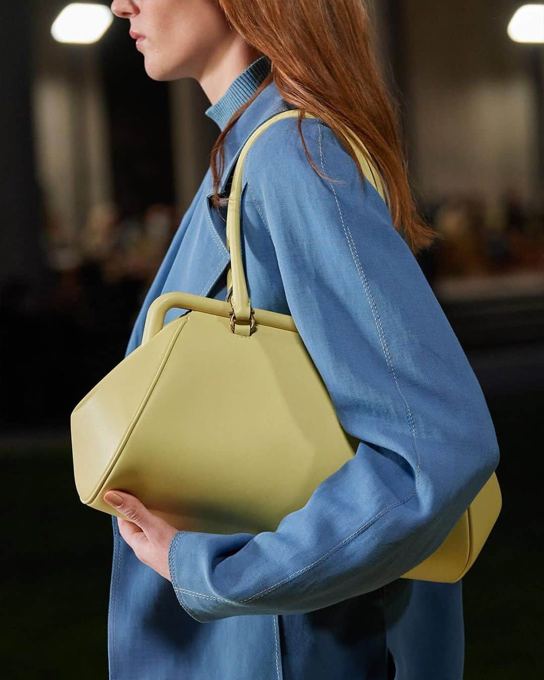 サルヴァトーレ・フェラガモさんのインスタグラム写真 - (サルヴァトーレ・フェラガモInstagram)「Accessory Alert: A new and elegant iteration of the Studio Bag emerges this Salvatore Ferragamo Spring/Summer 2021 collection. Swipe right to see novel bag constructions and distinctive silhouettes in vibrant colourations, echoing the technicolour technique of hyper-real saturation that infuses the #FerragamoSS21 collection.」9月30日 15時49分 - ferragamo