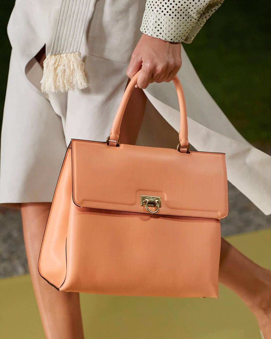 サルヴァトーレ・フェラガモさんのインスタグラム写真 - (サルヴァトーレ・フェラガモInstagram)「Accessory Alert: A new and elegant iteration of the Studio Bag emerges this Salvatore Ferragamo Spring/Summer 2021 collection. Swipe right to see novel bag constructions and distinctive silhouettes in vibrant colourations, echoing the technicolour technique of hyper-real saturation that infuses the #FerragamoSS21 collection.」9月30日 15時49分 - ferragamo
