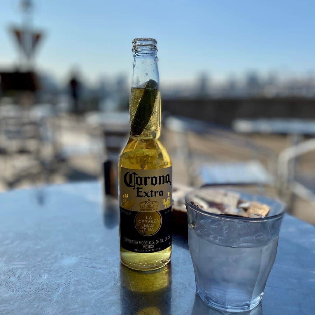 堀江淳のインスタグラム：「「コロナに負けけるな！」 #コロナビール  #ビール  #メモリーグラス   #堀江淳」