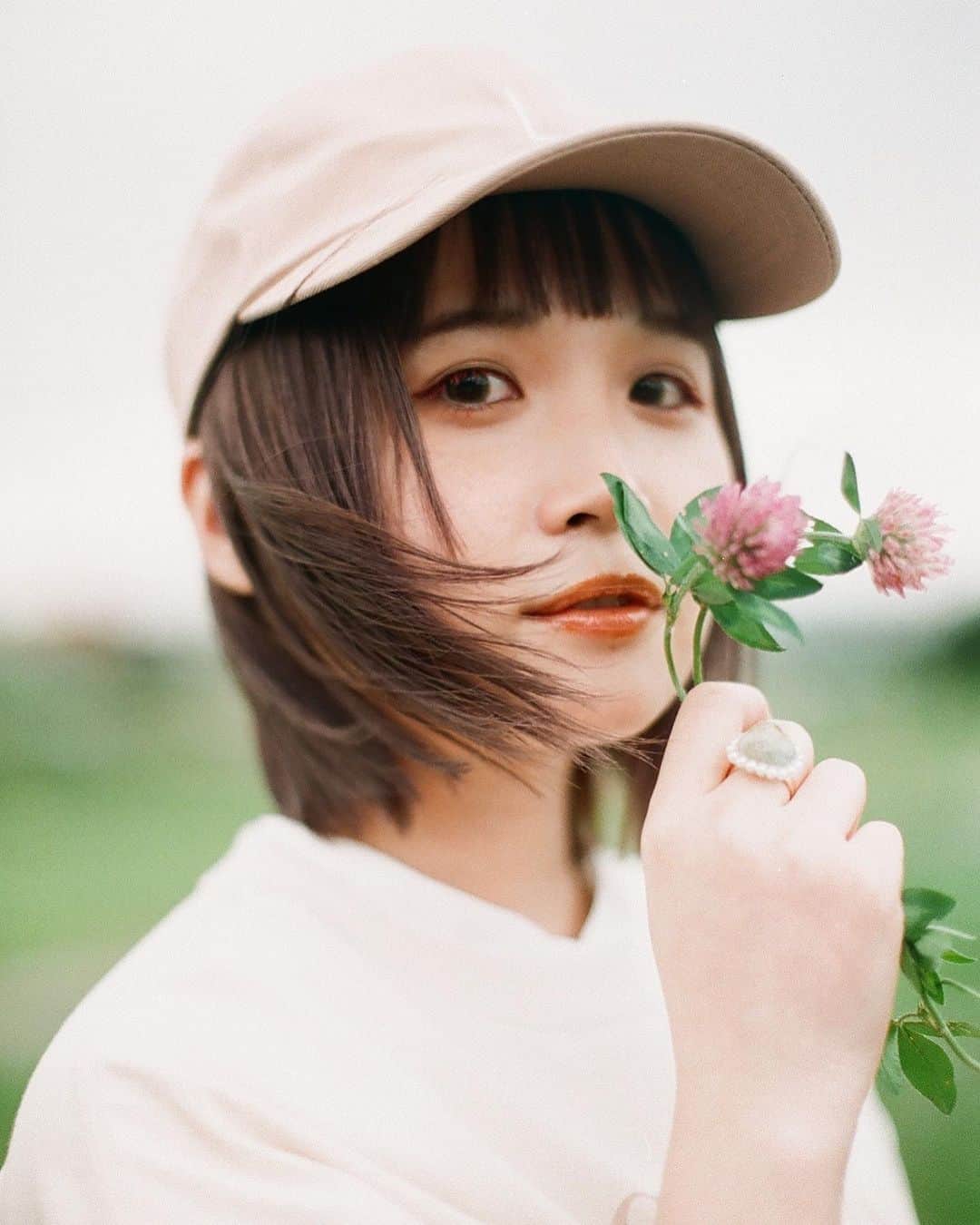 花盛友里のインスタグラム：「ユーチューバーの小豆ちゃんの書籍の撮影させてもらいましたー！ ワンコのかぶちゃん可愛いし、小豆ちゃんも良い子やし、ヘアメイク綾さんやし、たーのしかったわーん！」