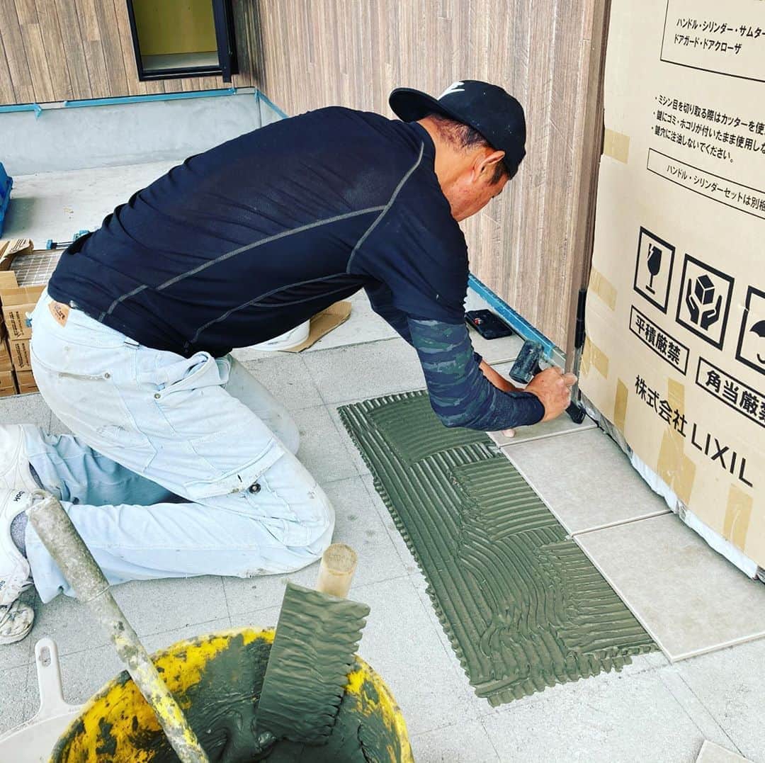 日大建築のインスタグラム：「タイル貼り職人⛑  #日大建築#カリフォルニアスタイル #サーファーズハウス新築#注文住宅#宮崎市#モダン#オシャレ#ビーチ#海#surf #ハワイ#アメリカン#大工#建築#設計#ウッドスタイル#中古住宅#リフォーム#リノベーション#カバードポーチ#ウッドデッキ#ヘリンボーン#マイホーム#家造り」