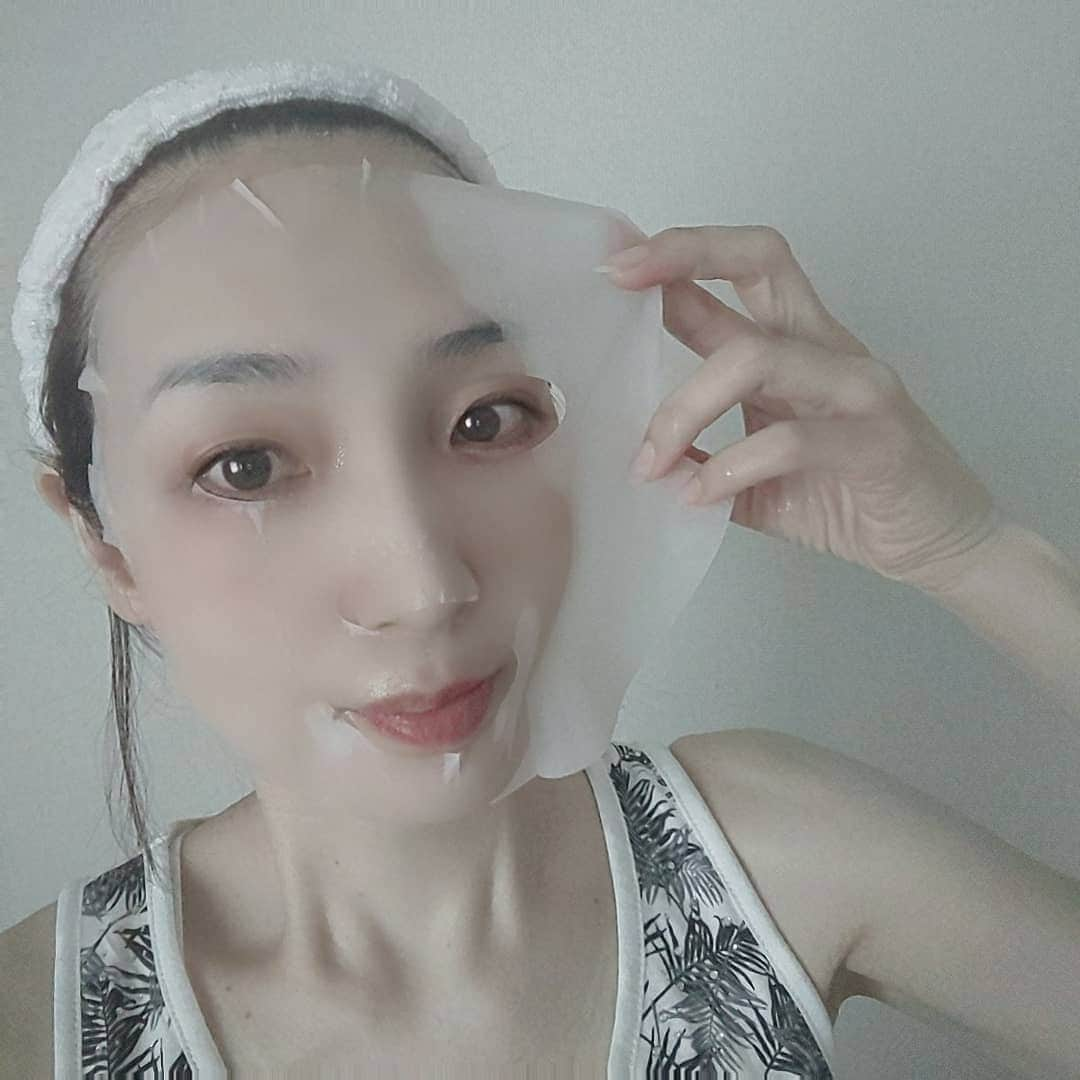 藤原宏美（ひろみん）さんのインスタグラム写真 - (藤原宏美（ひろみん）Instagram)「【プロテオグリカンマスクでしっかり保湿】  カイエイジ販売開始1周年記念で、 クリニックで扱われている 【SP FACE MASK】を モニターさせていただきました♥️  私、マスク率高しですが🤣 やっぱり即効性が感じられるのが良いの🎶  このマスクも 高級成分として知られる 「プロテオグリカン」が高配合！  さらにプロテオグリカンと相性の良い 「ヒアルロン酸」など、 美容成分がたっぷり配合されているので、 潤いに満ちたお肌になれるのが嬉しいです✨  季節の変わり目、 しっかり保湿して、美肌を目指そう～っと💎  @kaiiage_beauty   #カイエイジ #kaiiagebeauty #kaiiage #SPFACEMASK #beauty #フェイスマスク #パック #美 #美容 #美肌ケア #藤原宏美 #美容液マスク #プロテオグリカン #お花のある暮らし #生花が好き#特許取得」9月30日 15時57分 - hiromint7