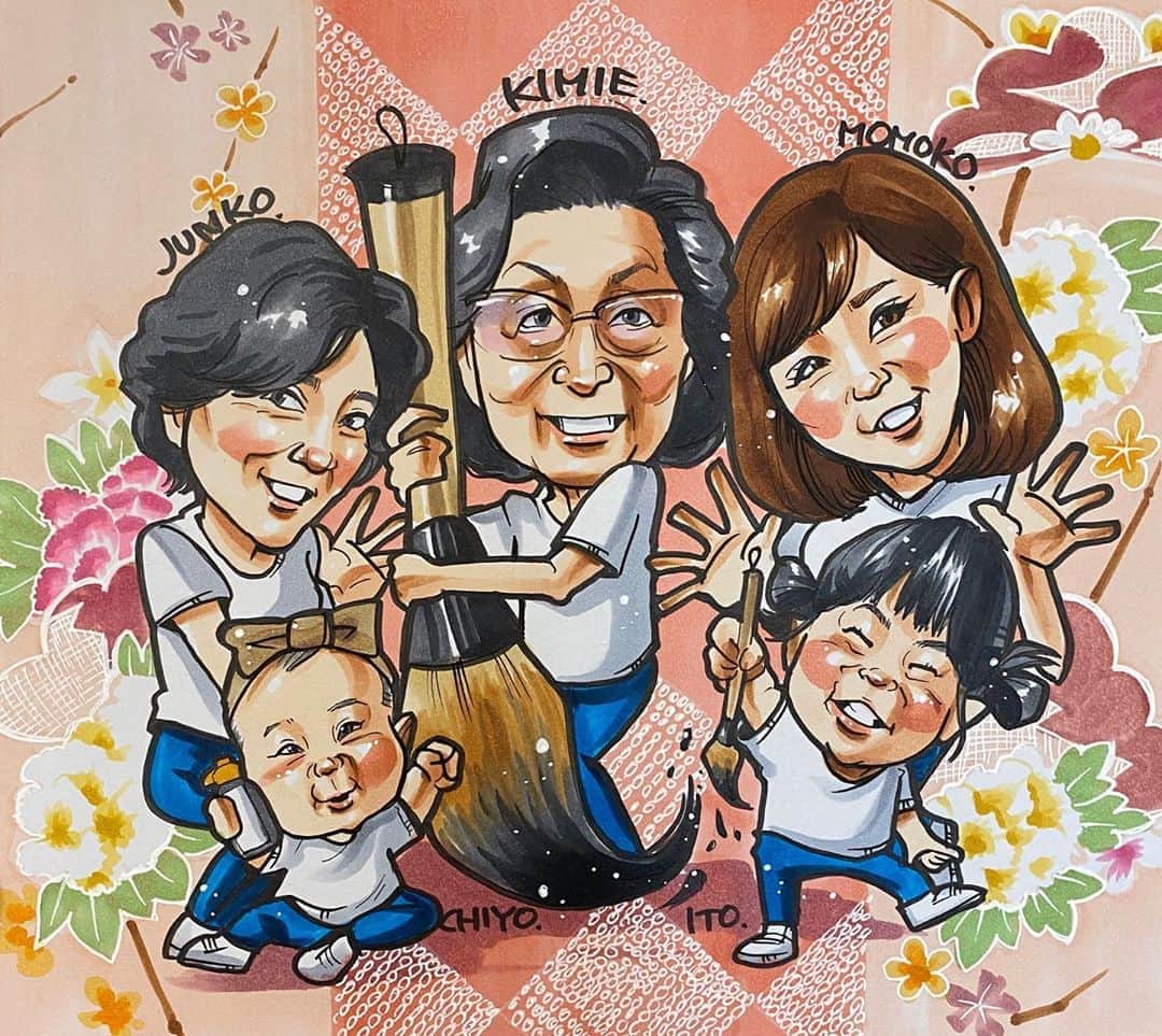 のインスタグラム：「. . 同じ方からの二枚目❤️⭐️✨ . . . こちらはご自身のお婆ちゃんへの プレゼント🎁❤️⭐️✨ . . 書道の先生をされているおばあちゃん💕　 背景は和柄⭐️✨  おばあちゃんとお孫さん達には筆と墨汁を持ってもらいました😍💕  . . 喜んでもらえますように、、🙇‍♀️❤️⭐️✨  . . .  ❌❌現在は、予約受付終了してます❌❌ 。 . . .  2020年度ご予約のお客✨ 現在75番までの方へ案内中です🌟✨💕 DMの確認いただきgmailへ返信宜しくお願い致します🙇‍♀️🌟✨✨ . . . .  次回の予約応募は、2020年のご予約分を書き終える予定の 来年春から夏頃の、、、予定です。 ※あくまでも予定なので前後します🙇‍♀️ . . . .  オーダー再開の際には 人数制限あるため必ず予約ができるわけではございません。 そのことも踏まえた上で 次回ご検討いただけると嬉しいです(^^) . . また、結婚式の使用を考えてくださる方も多いです✨  前々からお伝えしていますが、 基本的に予約順に対応しているため、 近々の納期を希望される方は、 対応できないこともあるので、 あらかじめご了承ください💦 . . . . . ※今回予約が取れた方へ※ . .  写真がまだ用意できてない、入金が遅れそうなど、状況により、順番が前後することもございます‼️ あらかじめご了承ください。 。 . . . また、芸能人、キャラクターのオーダー、パロディ風オーダーはお断りしています。  芸能人については、ご本人様に直接プレゼントなどはOKです。 . . . . . . 💰料金表は過去投稿記事みてね❤💰 . . . . . ➡️ハッシュタグ⇨ goriking117料金表2019⬅️ . . ✨✨✨✨✨✨✨✨✨✨✨✨✨✨✨✨ @by.goriking のアカウントでは、 過去書かせて頂いたお客様方からの、 似顔絵のその後のお写真をいただき、 投稿しております^ - ^❤️❤️ 玄関に飾ってある似顔絵、 渡した瞬間のお写真、 ご本人とのお写真などなど💕 いろんな場面でのお写真お待ちしております^ - ^✨⭐️ . . . .  #似顔絵#pencildrawing#drawing#pencil#illust#painting#art#artwork#絵描きさんと繋がりたい#似顔絵師#gorikingの似顔絵屋さん#仲良し家族#祖母#おばあちゃん#感謝 #ありがとう#和柄#書道#family#familyphoto#familyportrait#kids#kids_japan#プレゼント#🎁#comicart#anime#animeart#comicartist#animejapan」