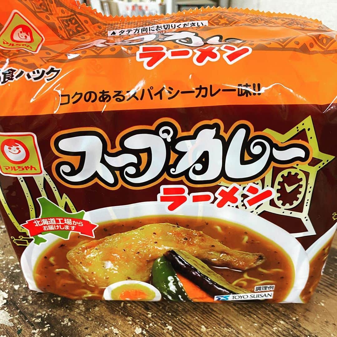 山田しょうこのインスタグラム：「ちゃんとスパイシーで美味しかったです。細麺でするっとおやつ感覚。いつか行ってみたいな北海道。 #最寄りのまいばすけっとから北海道 #スープカレー  #スープカレーラーメン  #北海道」