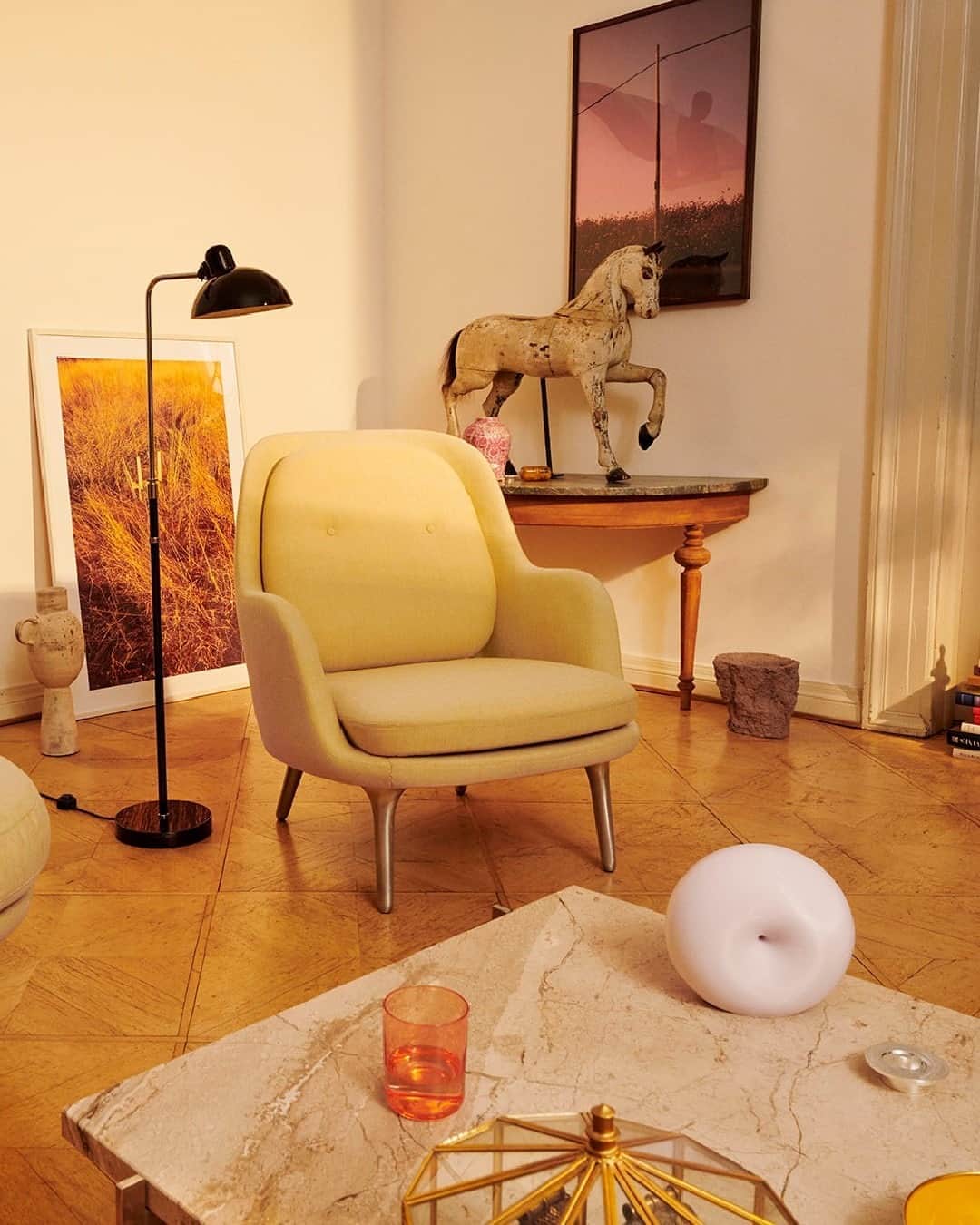 フリッツハンセンさんのインスタグラム写真 - (フリッツハンセンInstagram)「A Fri™ chair by Jaime Hayon in mellow yellow, for afternoon relaxation  Explore more via link in bio.  #fritzhansen #jaimehayon #frichair # loungechair #designchair #livingroom  #livingroomdesign  #프리츠한센 #フリッツハンセン」9月30日 16時00分 - fritzhansen