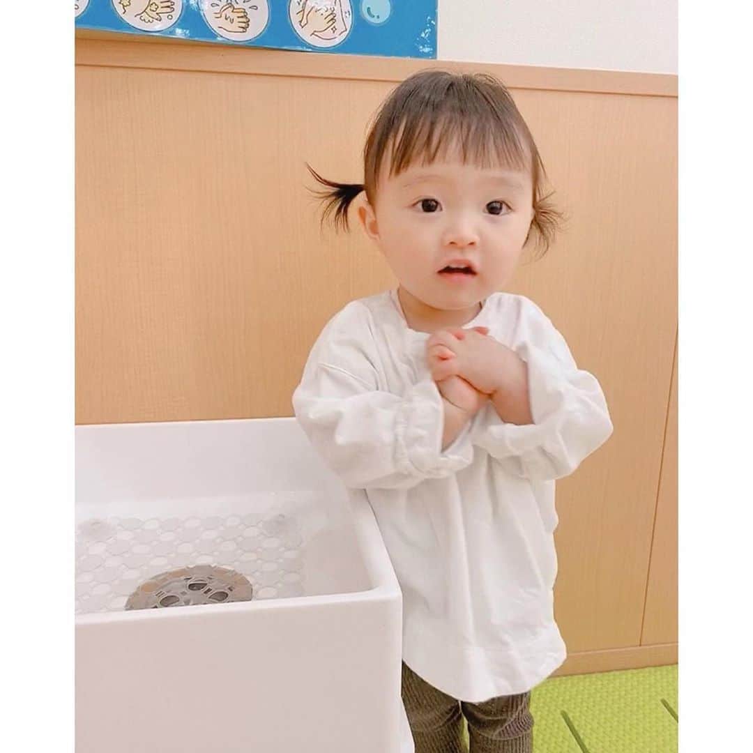 花王 メリーズ Merriesさんのインスタグラム写真 - (花王 メリーズ MerriesInstagram)「おてて洗うの大好き～❤️ 手を洗いたくて手洗器の前でスタンバイ😆 . 「てって」と言えば水を出してくれると分かっているそうです🤲 . 今の時期、こまめな手洗いがとっても大事✨ 楽しく手を洗ってくれるとママも嬉しいですよね☺️ . こちらのお写真は @shiori.s07 さまの素敵なお写真です。 @shiori.s07さまのアカウントはとっても素敵なお写真ばかりですので、みなさんもぜひご覧になってみてくださいね😍 . . ￣￣￣￣￣￣￣￣￣￣￣￣￣￣￣￣￣￣￣￣￣￣￣￣￣ 花王の赤ちゃん用品ブランド「メリーズ」公式アカウントです👶 . 赤ちゃんとママ、パパのSmile＆Smileを応援しています💕 . 『#メリーズ』をつけて投稿いただいた中から素敵なお写真をご紹介していますので、ぜひ投稿してみてくださいね✨ ￣￣￣￣￣￣￣￣￣￣￣￣￣￣￣￣￣￣￣￣￣￣￣￣￣ . . #赤ちゃん #ベイビー #ベビー #成長記録 #子育て #子育てグラム #赤ちゃんのいる生活 #新米ママ #プレママ #ママカメラ #ママカメラ部 #親バカ部 #ハイハイ #赤ちゃんのいる暮らし #赤ちゃん写真 #赤ちゃん動画 #ベビスタグラム #0歳 #1歳 #2歳 #育児 #育児あるある #ベビーフォト #ベビーグッズ #ベビールーム #オムツ #オムツ姿 #育児グッズ #👶」9月30日 16時00分 - merries_official_jp