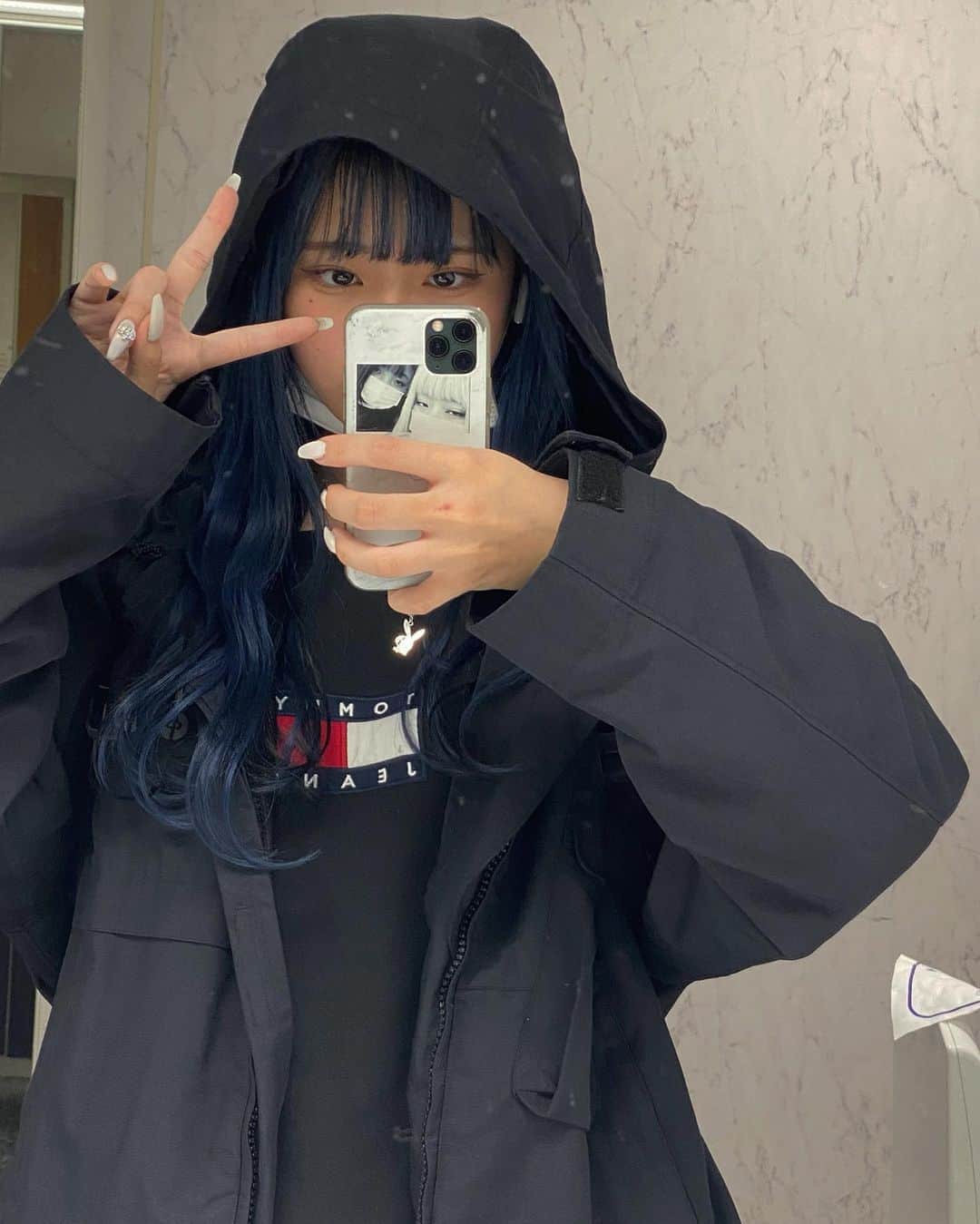 かれんのインスタグラム：「実は今使ってた携帯バッキバキで使えない状態で、Instagramしか動かせないんです(><) 出来る事を頑張ってます。もう少し待っててね。」