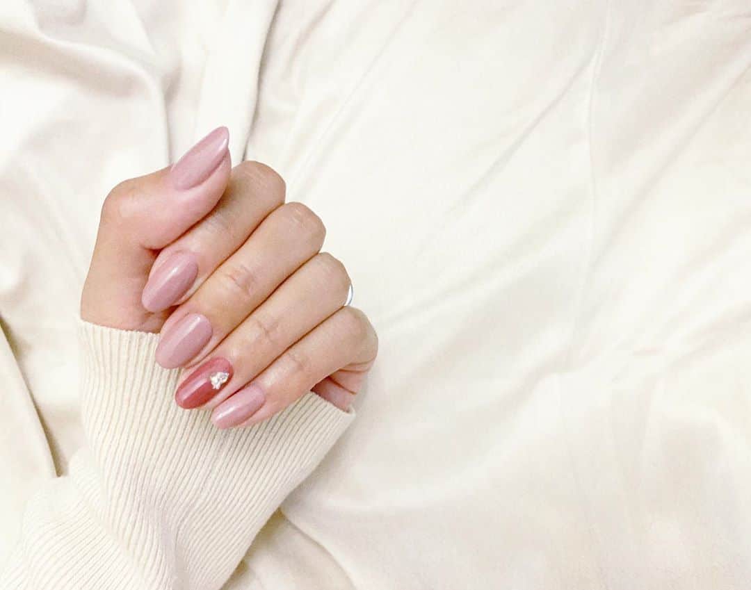 のインスタグラム：「new nail♡﻿ ﻿ ﻿ ピンクにハマってしまったせいで、﻿ ついにネイルまでピンクに💅﻿ ﻿ ﻿ ローズピンクを入れて秋ネイルにしてもらいました☺︎♡﻿ ﻿ ﻿ ﻿ ﻿ ﻿ ずっとベージュネイルがピンク色が続いてたから新鮮！﻿ たまには違う色にチャレンジしてみるのもありかも♡﻿ ﻿ ﻿ ﻿ #nail#naildesign#nailstagram#pinknail#秋ネイル#ワンカラーネイル#ネイルデザイン#シンプルネイル#ピンクネイル#ローズピンク#くすみピンク#大人ネイル」