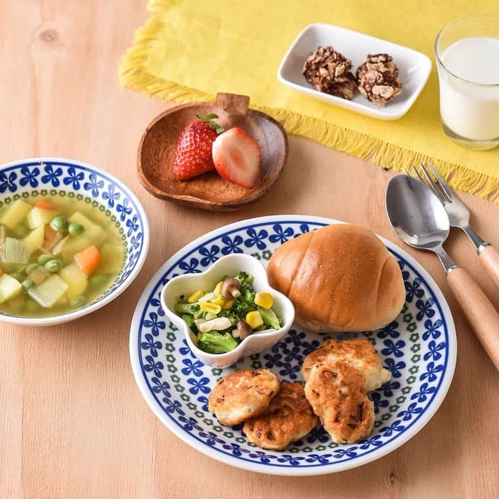 HAPIKU HAPIKU（ハピク）のインスタグラム：「HAPIKUではご家庭でも簡単に作れる、栄養バランスの整った保育園給食のレシピを紹介しているよ♪ プロフィールのリンクをぜひチェックしてみてね！ ================================ https://shoku.hapiku.com/recipe/ ================================ #HAPIKU #HAPIKUレシピ #保育園給食のHAPIKU #保育園給食メニュー #保育園給食レシピ #食育のHAPIKU #乳幼児の食情報 #乳幼児のごはん #幼児食レシピ #幼児食 #離乳食レシピ #離乳食 #離乳食前期 #離乳食中期 #離乳食後期 #保育園 #保育園給食 #保育園おやつ #保育園弁当 #保育園栄養士 #食育 #子育て #こどもごはん #こどものおやつ #こどものいる暮らし #新米ママ」