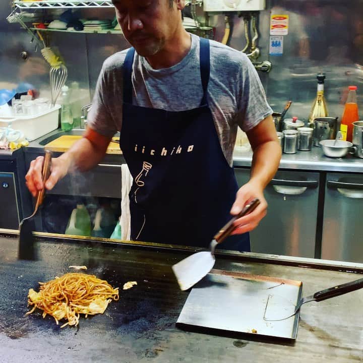 Taku Takahashiのインスタグラム：「大阪に行く時、必ず立ち寄りたい店。ぶっちゃけ有名店でもないし、食べログポイントもそんなに高くない。でも、常に常連さんがいつもいて、事前予約ができないから、空いてる時にしか入れないんだよね。それでも行きたい鉄板焼き屋さん。  とにかくここの味付けが好き。多分、そんな難しいことはしてないんだろうけど、塩梅がすごくいいんだよね。ここのウーロンハイは割と濃いんだけど、ここのメニューと一緒に飲むと濃さを忘れされる。  オススメはトリハート、蓮根、焼き豆腐、モロッコいんげん、背脂とカス多めの焼きそば、カスのお好み焼き。  大切な人たちと一緒に過ごしたい店。 乾杯をするとき「おつかれマンボ」って言うのが僕のここのルール。」