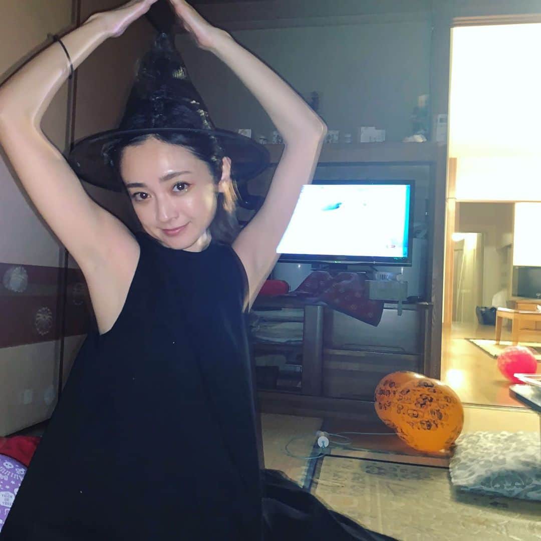 安達祐実さんのインスタグラム写真 - (安達祐実Instagram)「🎃🎃🎃 母が急に、ハロウィンの格好しよう！と言いだし。。。 なぜ今？と思いながらも😅 1か月ほど早めに🎃」9月30日 16時11分 - _yumi_adachi