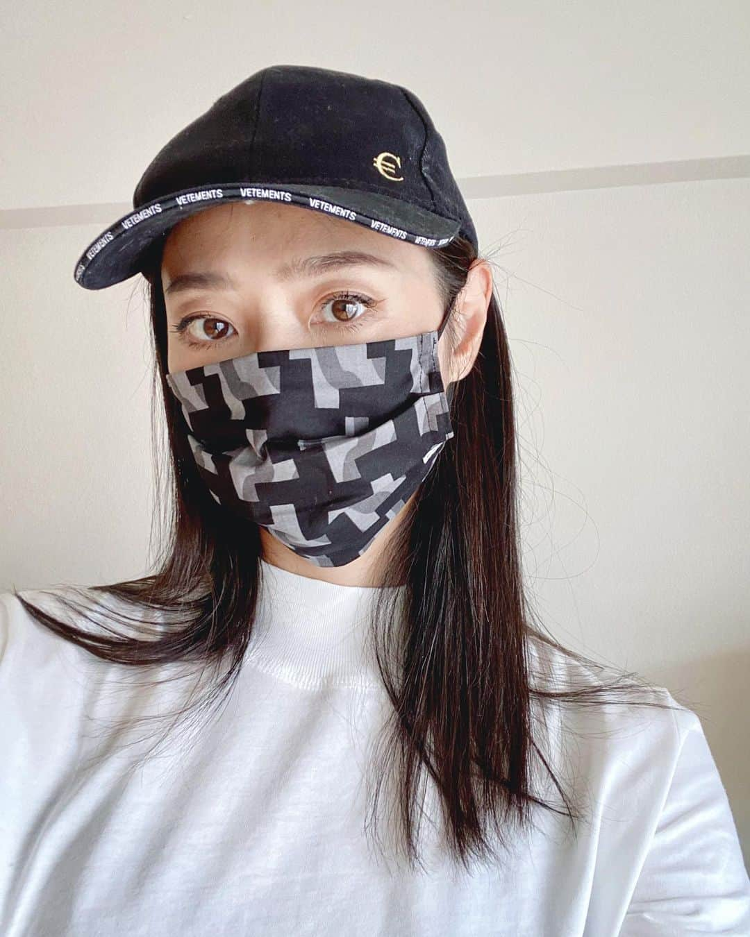 榊原みゆくさんのインスタグラム写真 - (榊原みゆくInstagram)「【mask】 不織布のマスク、もちろん使い捨てやけど、毎日してたら、顎あたりに吹き出物が！  赤い吹き出物ではなくて、小さなポツポツ😂😂😂  もー勘弁してー😭😭😭  マスクを外すと同時に、お肌の水分も飛んでしまって、バリア機能低下→お肌の抵抗力低下→吹き出物、負の連鎖やわ😫  知り合いに相談したら、本当はシルクが良いけど、綿でもお肌に優しいらしいから、洗える綿素材の、秋冬バージョンマスクに😍  @ihee_hosotsuji   素材は手ぬぐいやけど、こんな模様ならカッコよく付けれる😉  なんか、マスクありきのファッションなってきたよね。  ブランドがこぞってお高いマスク発売したり。  #mask #photovogue #eirakuya_kyoto #eirakuya #tenugui #kyoto #fashion #maskfashion #streetfashion #美魔女 #アラフォーコーデ #アラフォーファッション #アラフォーライフ #アラフォーライフスタイル #vetements #zara   Cap @vetements_official  Tops @zara Mask @eirakuya_since1615」9月30日 16時11分 - miyukuscarab