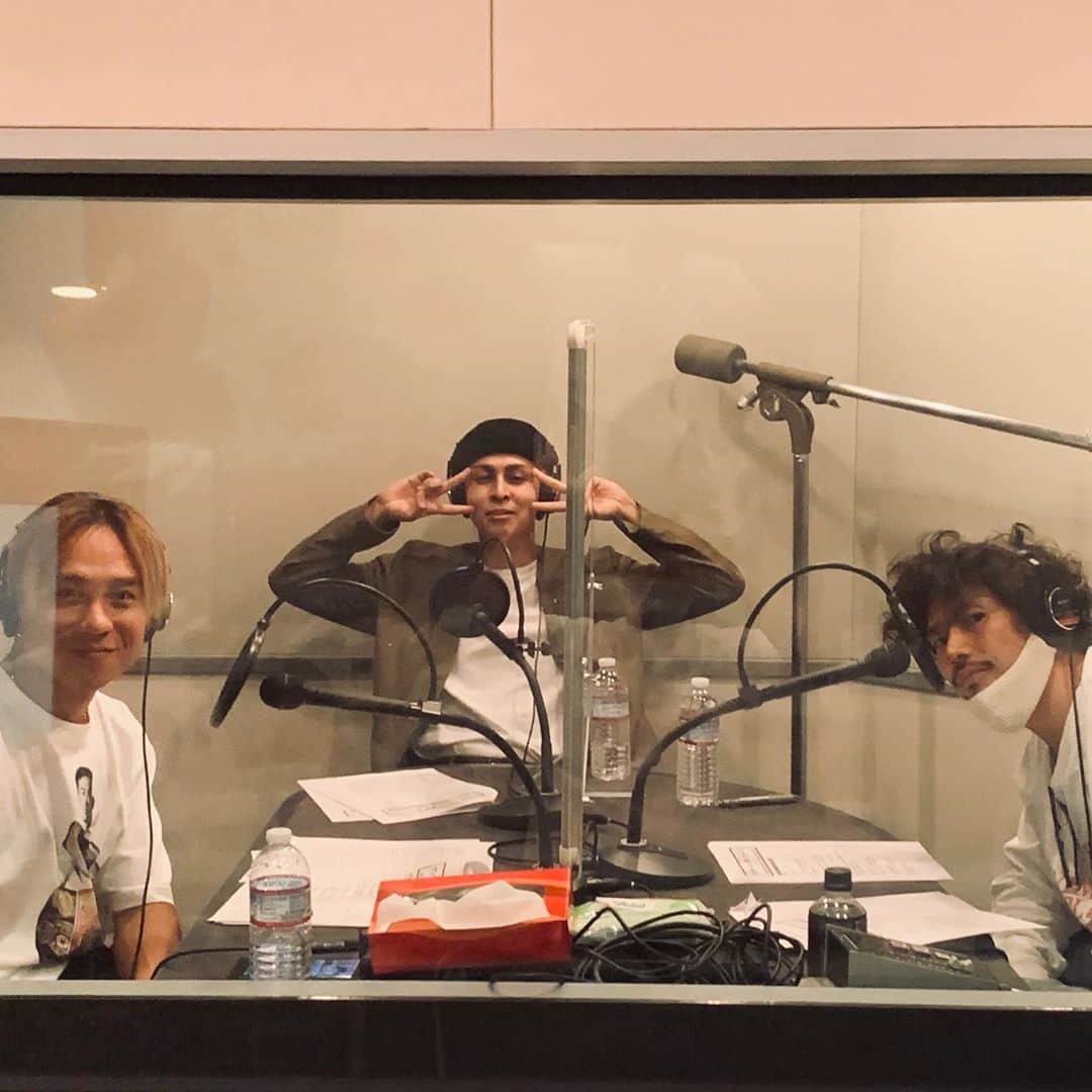 U-YEAH のインスタグラム：「ラジオ収録。今週から日曜夜にお引っ越しして再スタート。初回から変な奴が来ました。  DA PUMP KIMI&U-YEAH 「サンデーRadio 調子Do〜yo!」 FM YOKOHAMA 毎週日曜日21:00 O.A.」