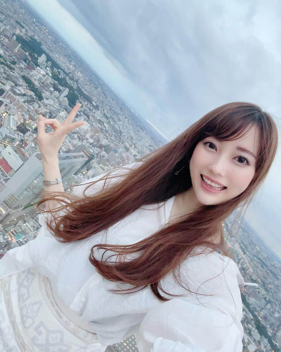 佐倉知里さんのインスタグラム写真 - (佐倉知里Instagram)「きゃー♡ . 高すぎて全然怖くなかった☺️ スカイバーがあって海外と雰囲気が近くて素敵でした♡ 今度行きたいなぁ(*´-`*)✨ . そこらじゅうごろごろできるところがあって下の階も前面窓沿いに人をダメにするクッションおいてあったりバーがあったり、ゆっくりもできそうでした♡ . . #shibuyasky  #shibuyascramblesquare  #地上230m #渋谷スクランブルスクエア  #東京一望 #我が故郷 #夜景が綺麗 . . 行ったのは少し前だったのだけど日が暮れると肌寒かったからそろそろもう寒いかも⛄行かれる方は暖かい格好されて行ってください♡」9月30日 16時23分 - chisa_tiara