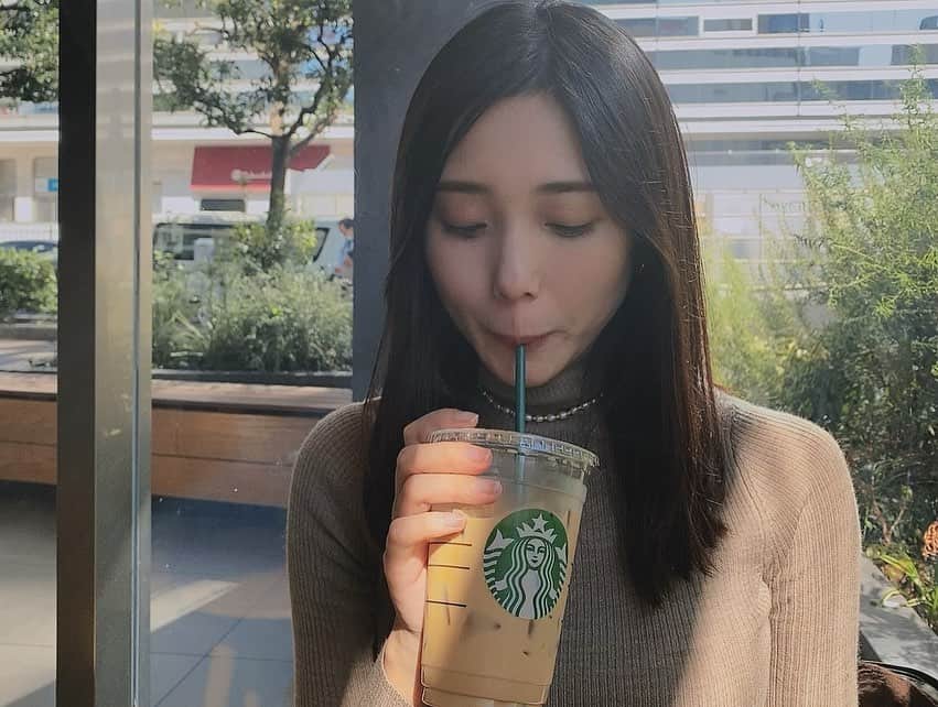 森ニーナさんのインスタグラム写真 - (森ニーナInstagram)「久々お出かけ💓  夏に買ったアクセサリーを夏服で着たかったのにー😭と嘆いていたところ最近買ったハイネックに合わせてみたらめちゃ可愛い😍💕  重ねづけがおすすめ❤️ ティファニーと一緒につけてるパールのネックレスは9月にオープンしたばかりのお店で、一点一点手作りで、この子の他にも可愛いアイテムがたくさんあるのでチェックしてみてね❣️  #秋服 #アクセサリー @_acci._  @tiffanyandco  @uniqlo」9月30日 16時19分 - ninazaballa
